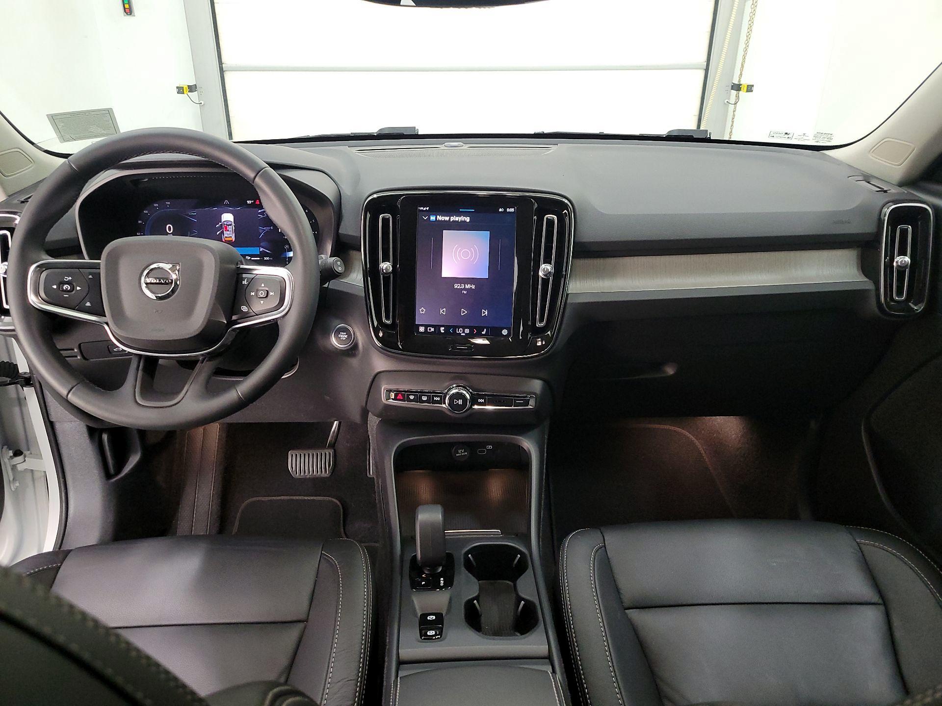 Thumbnail: 2023 Volvo XC40 - 9
