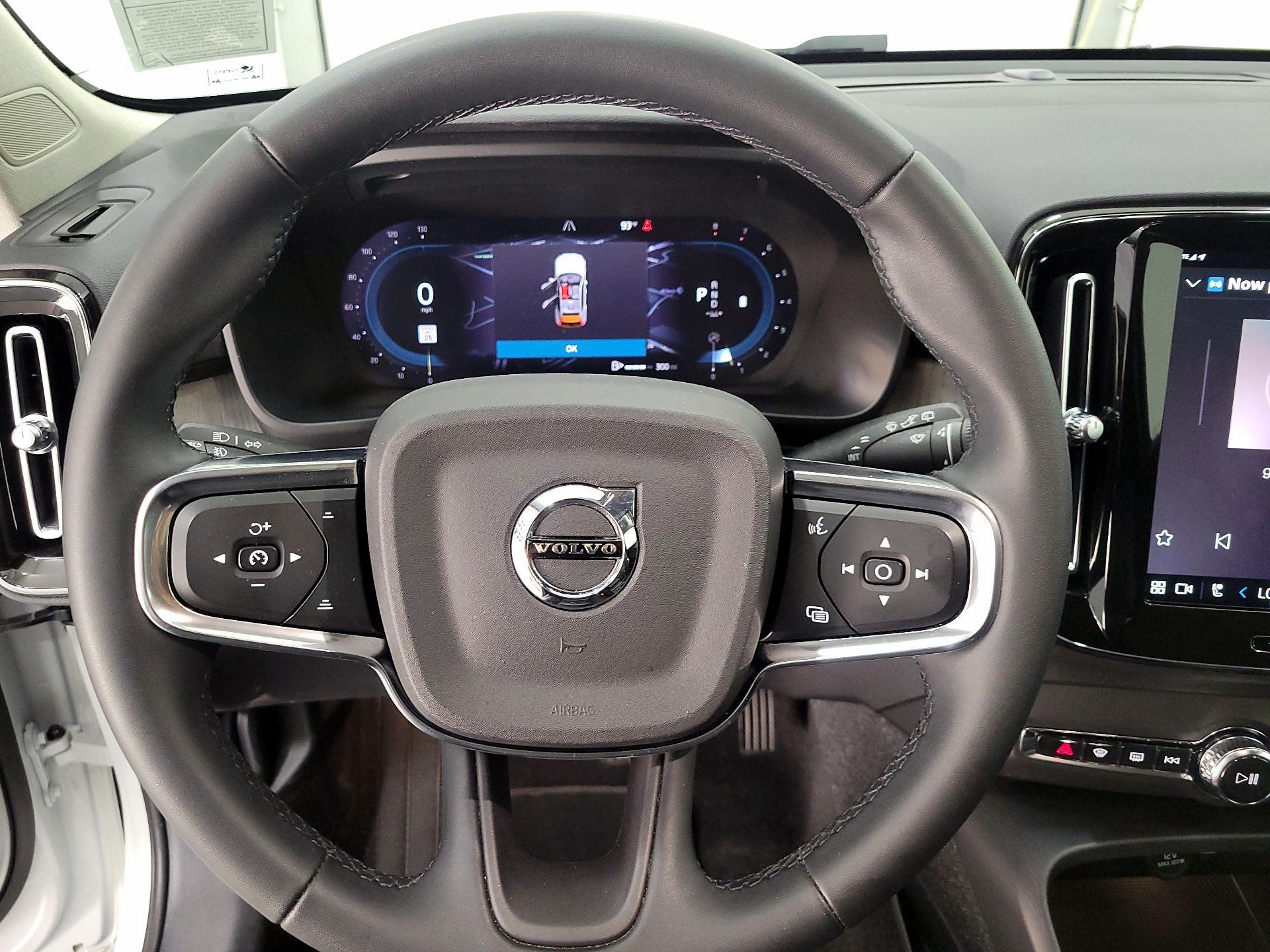Thumbnail: 2023 Volvo XC40 - 10