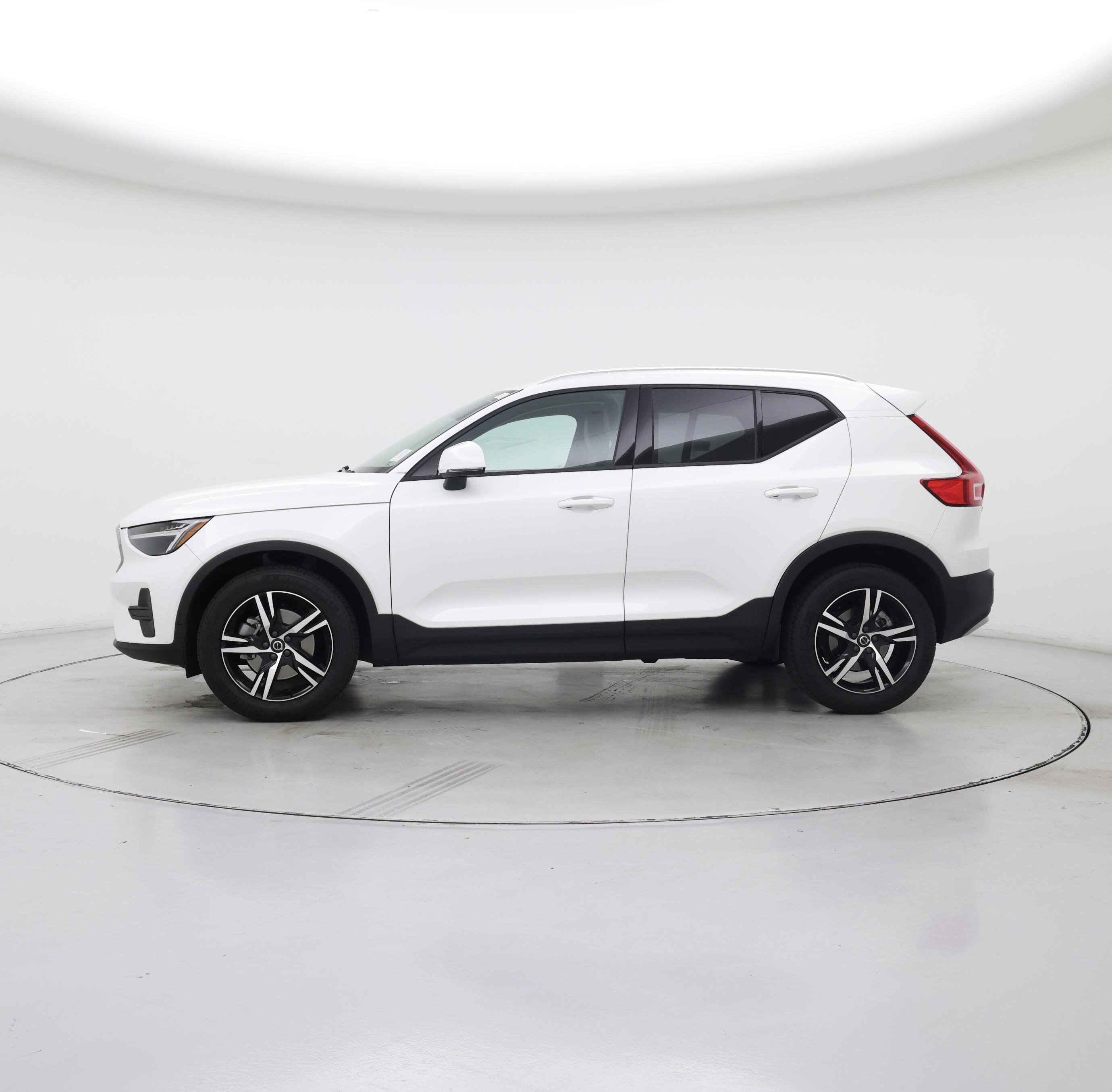 Thumbnail: 2023 Volvo XC40 - 3