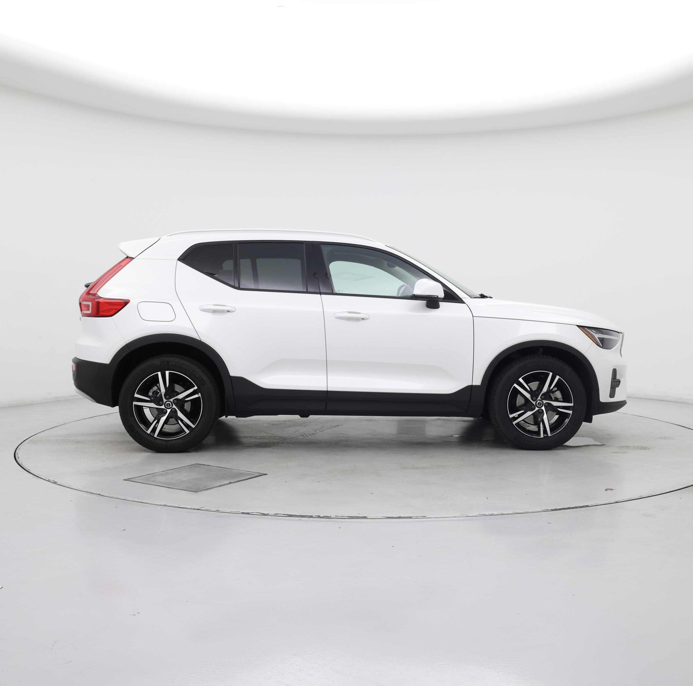 Thumbnail: 2023 Volvo XC40 - 7
