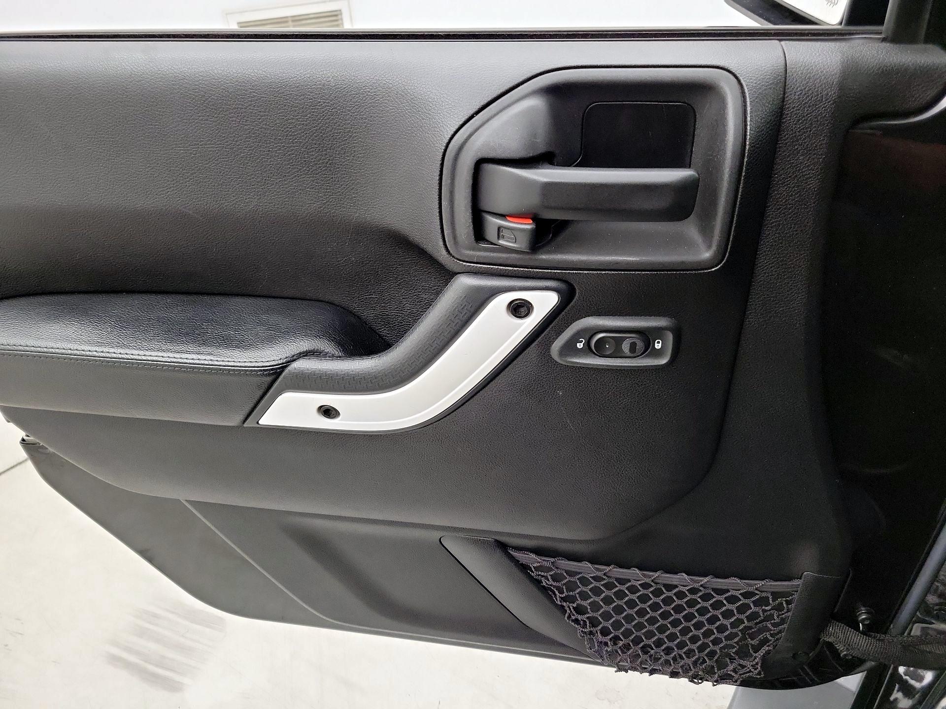 Thumbnail: 2015 Jeep Wrangler - 12