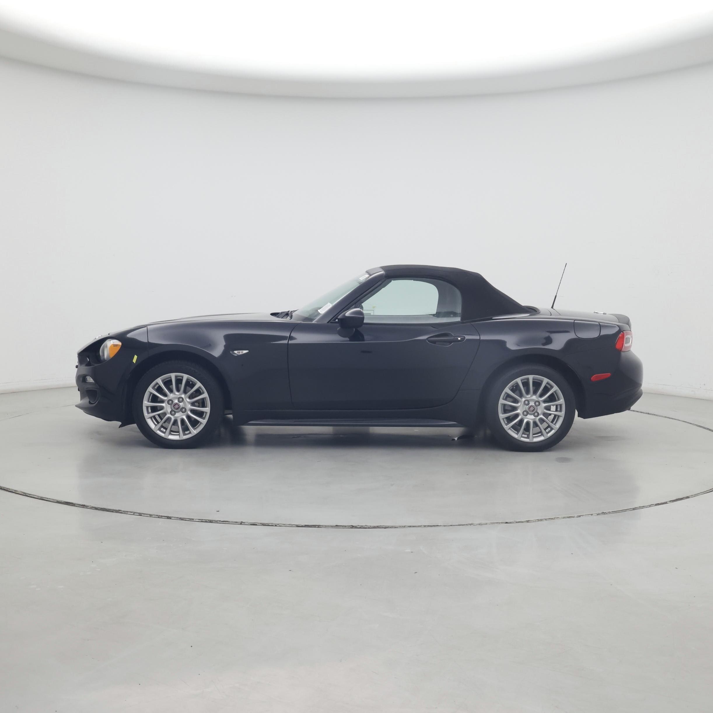 Thumbnail: 2017 Fiat 124 Spider - 3