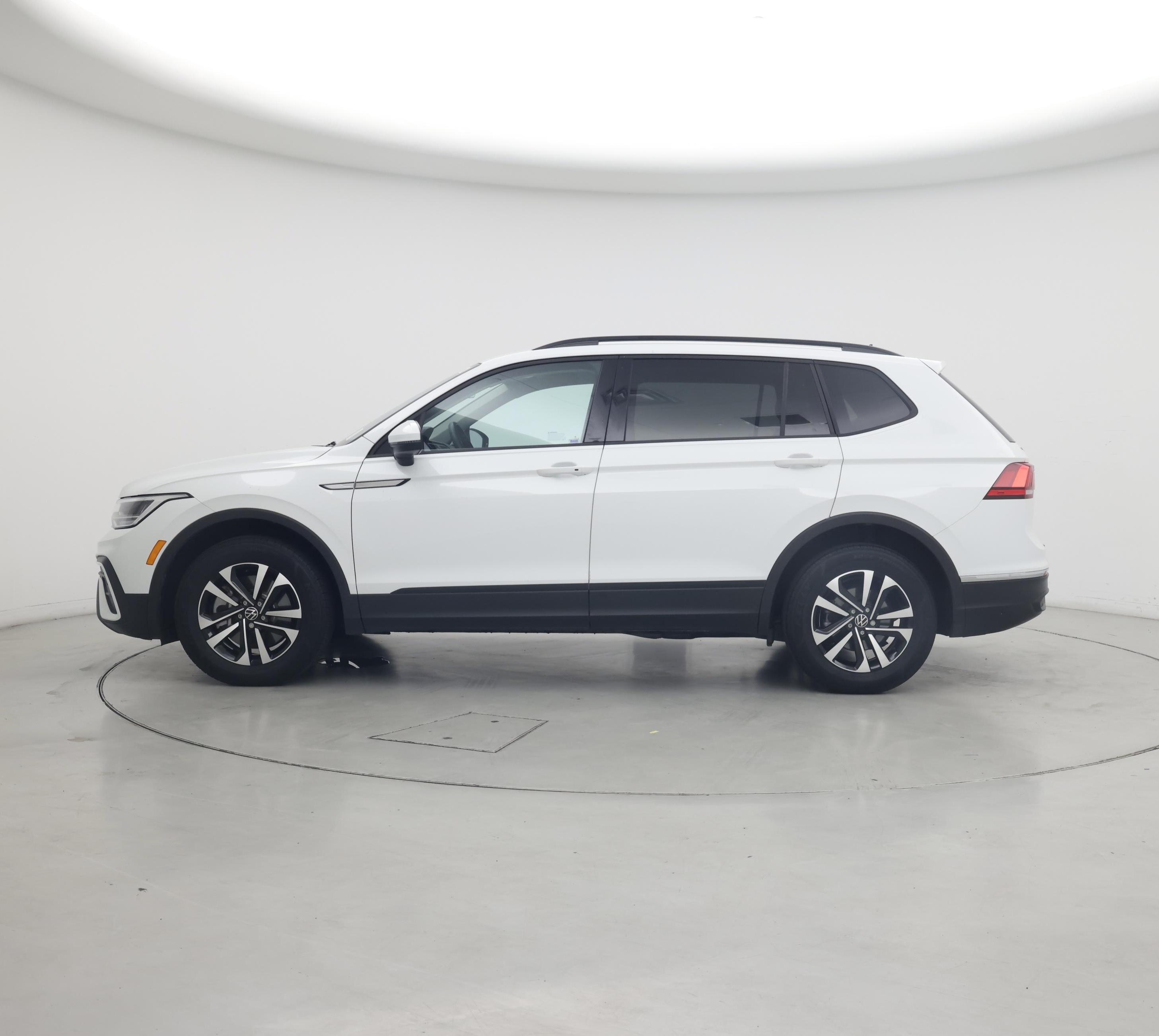 Thumbnail: 2023 Volkswagen Tiguan - 3