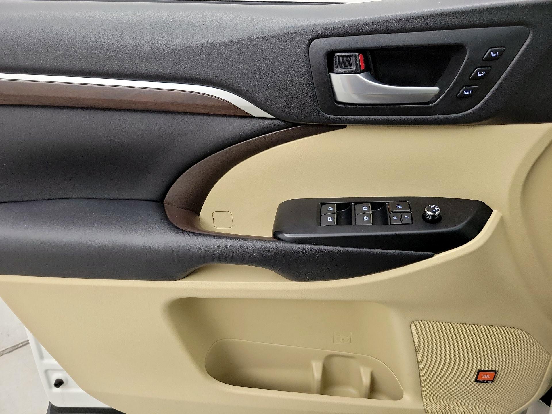 Thumbnail: 2016 Toyota Highlander - 12