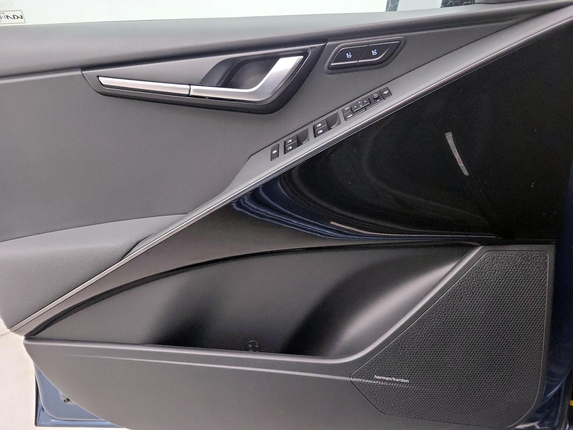 Thumbnail: 2023 Kia Niro - 12