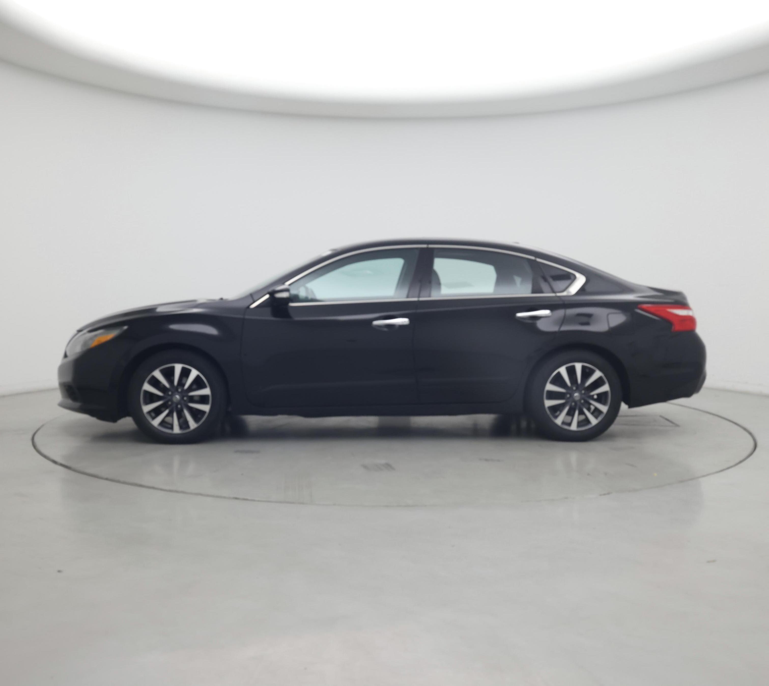 Thumbnail: 2017 Nissan Altima - 3