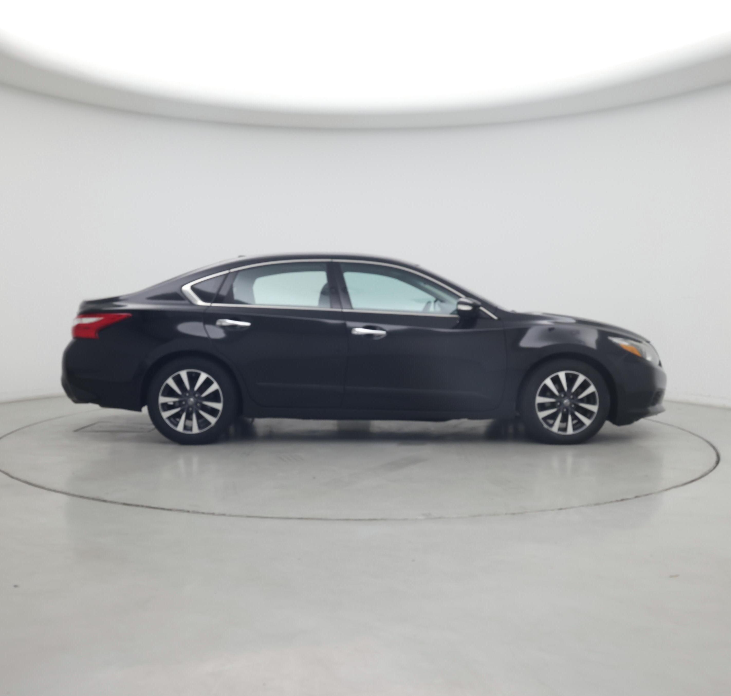 Thumbnail: 2017 Nissan Altima - 7