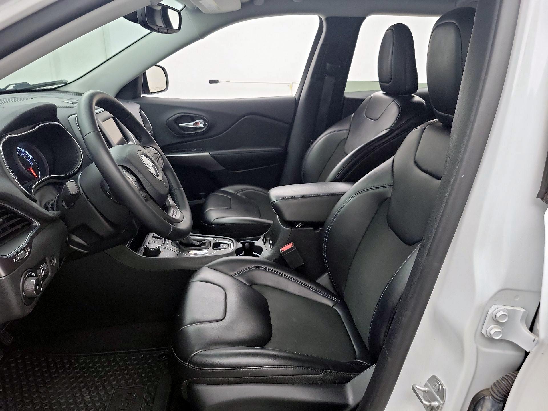 Thumbnail: 2019 Jeep Cherokee - 11