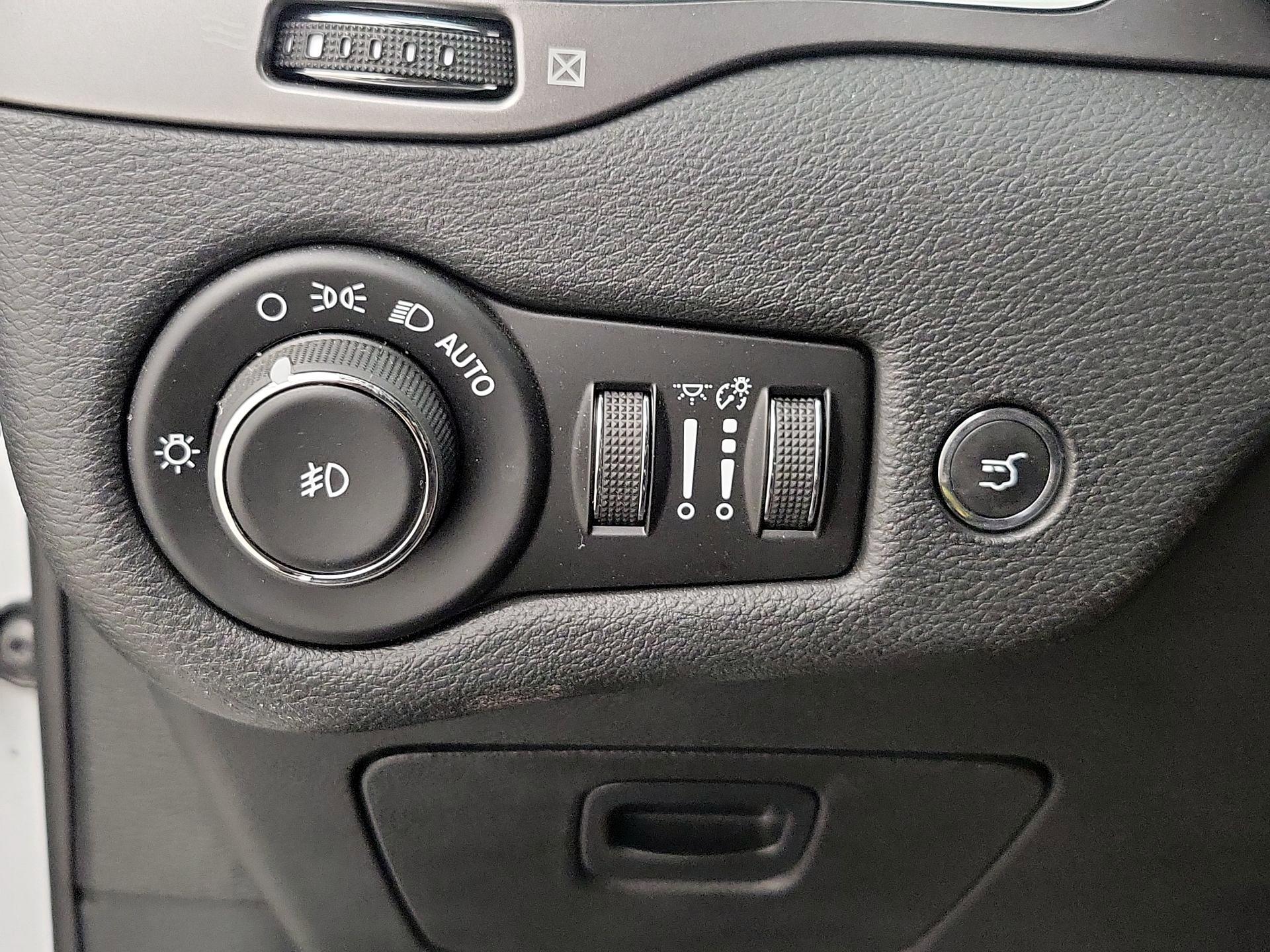 Thumbnail: 2019 Jeep Cherokee - 13