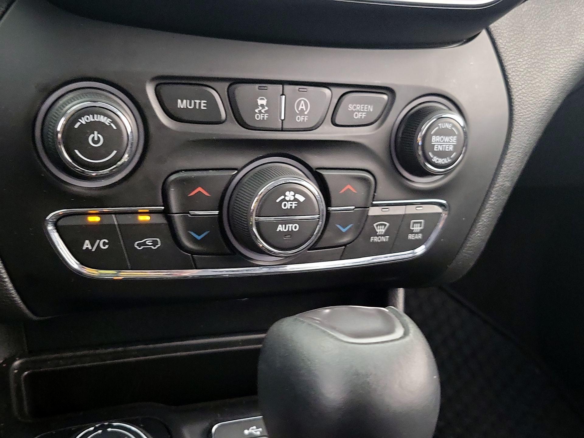Thumbnail: 2019 Jeep Cherokee - 16
