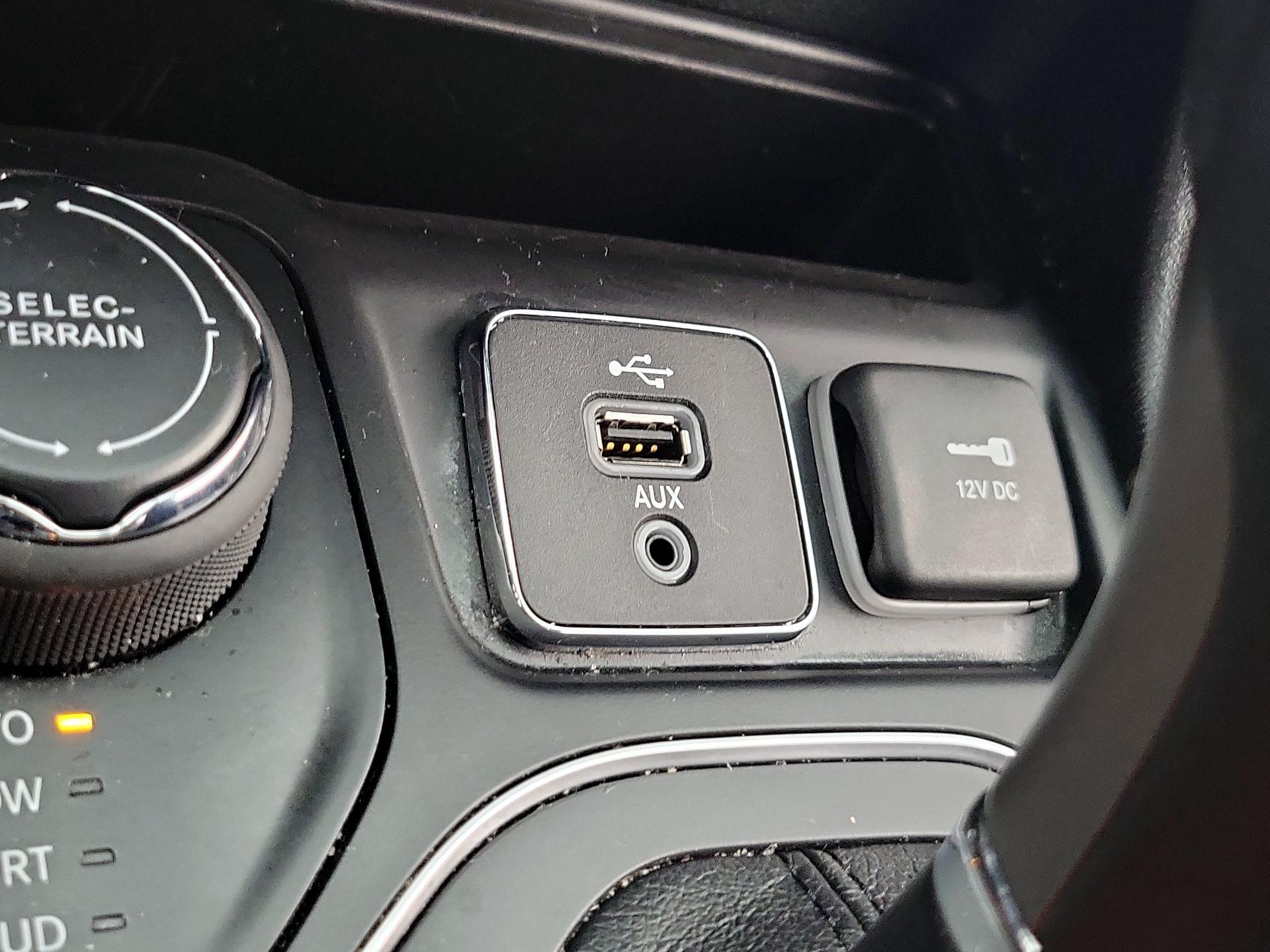 Thumbnail: 2019 Jeep Cherokee - 18