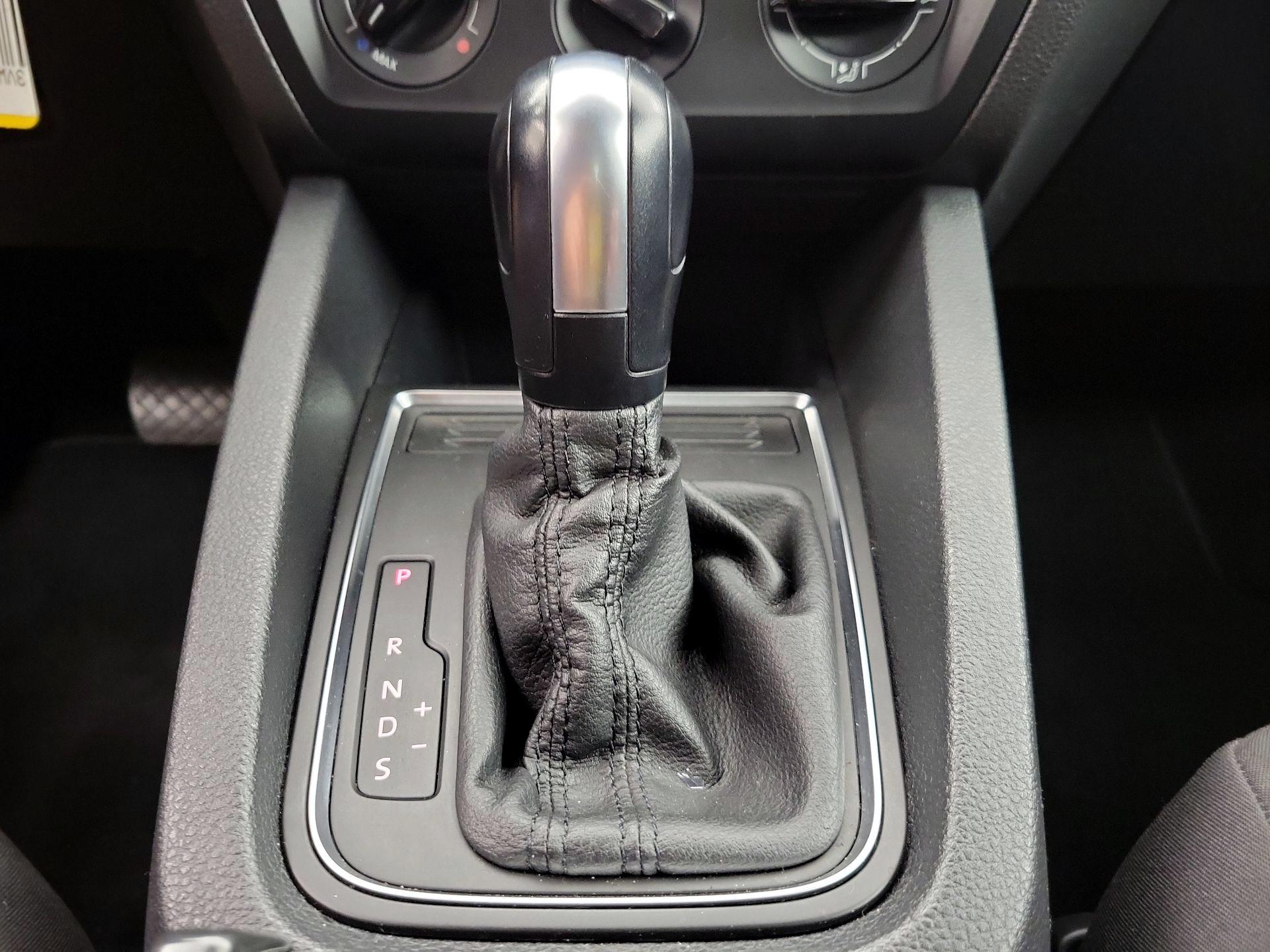 Thumbnail: 2015 Volkswagen Jetta - 16
