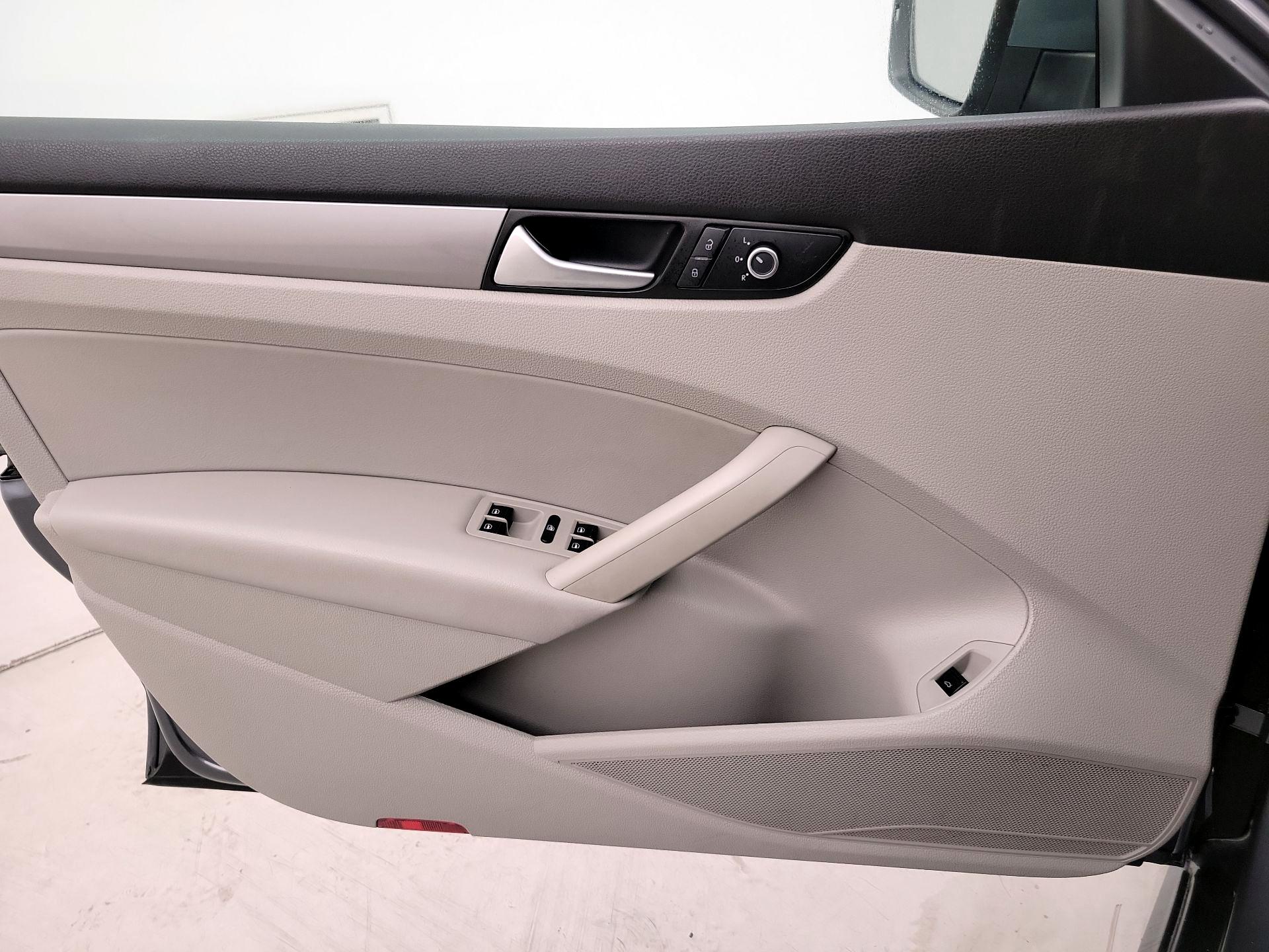 Thumbnail: 2015 Volkswagen Passat - 12