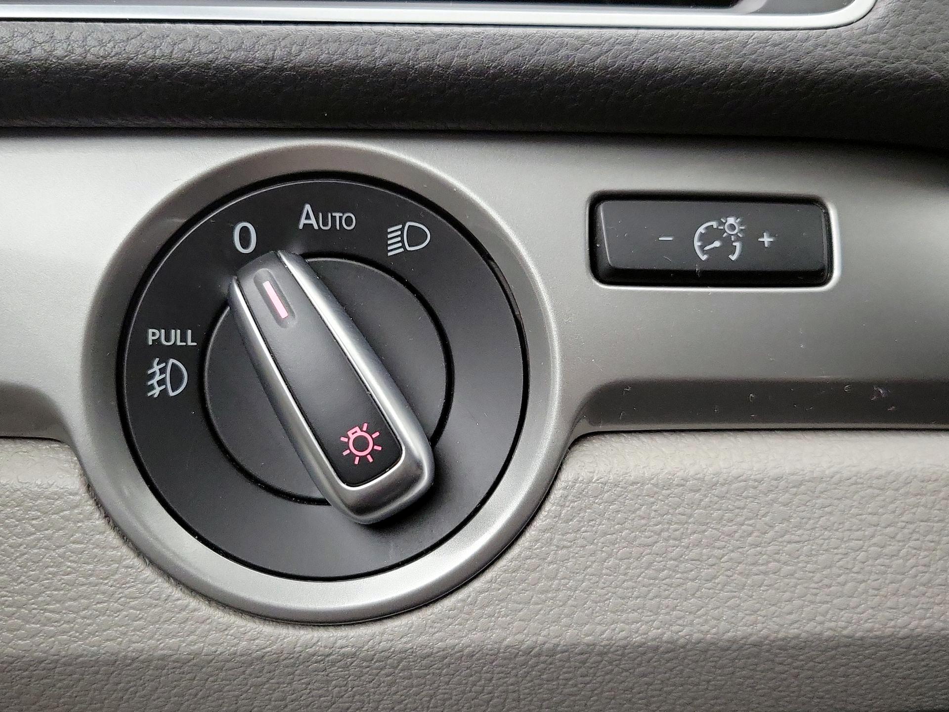 Thumbnail: 2015 Volkswagen Passat - 13