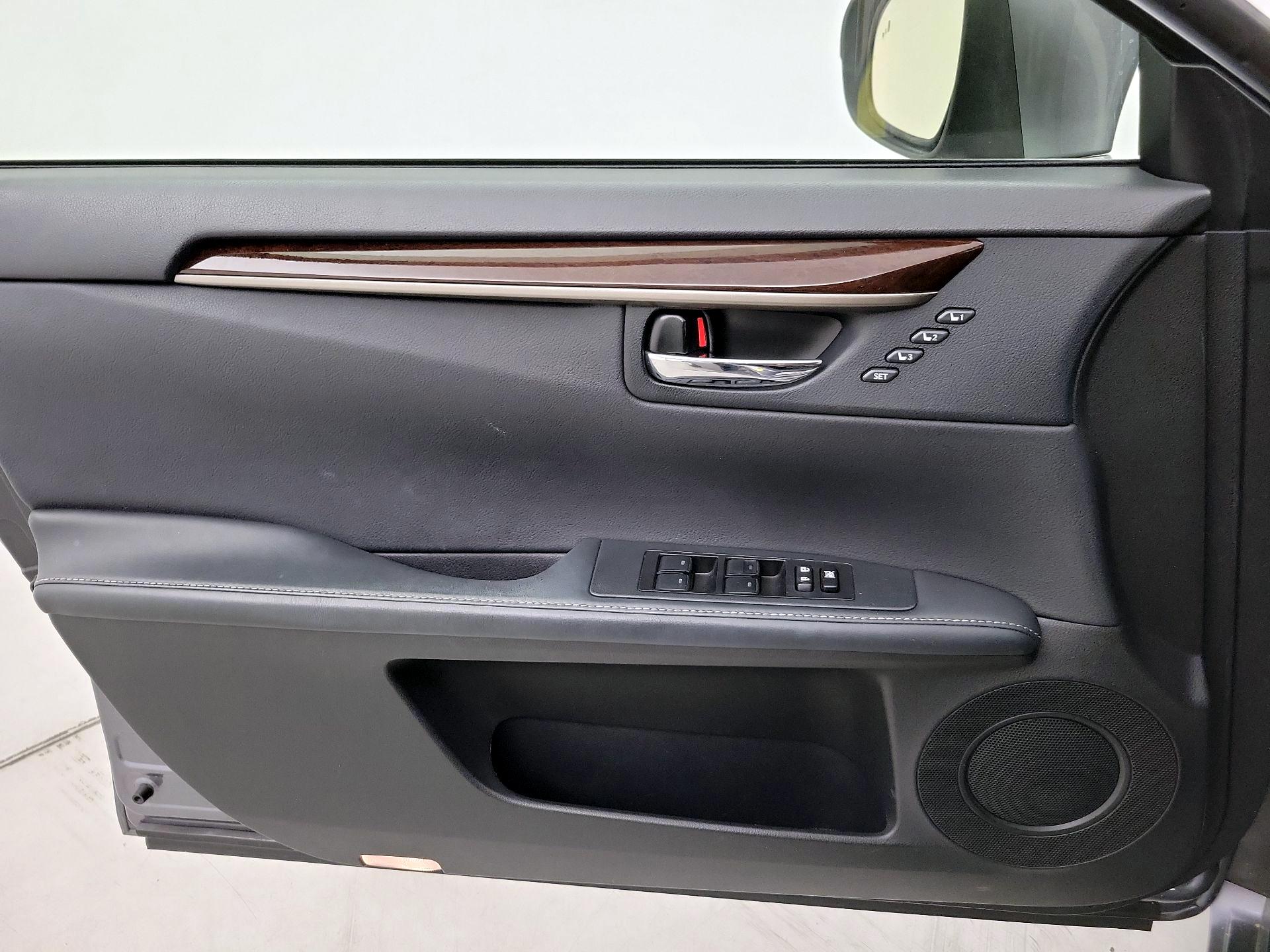 Thumbnail: 2013 Lexus ES - 12