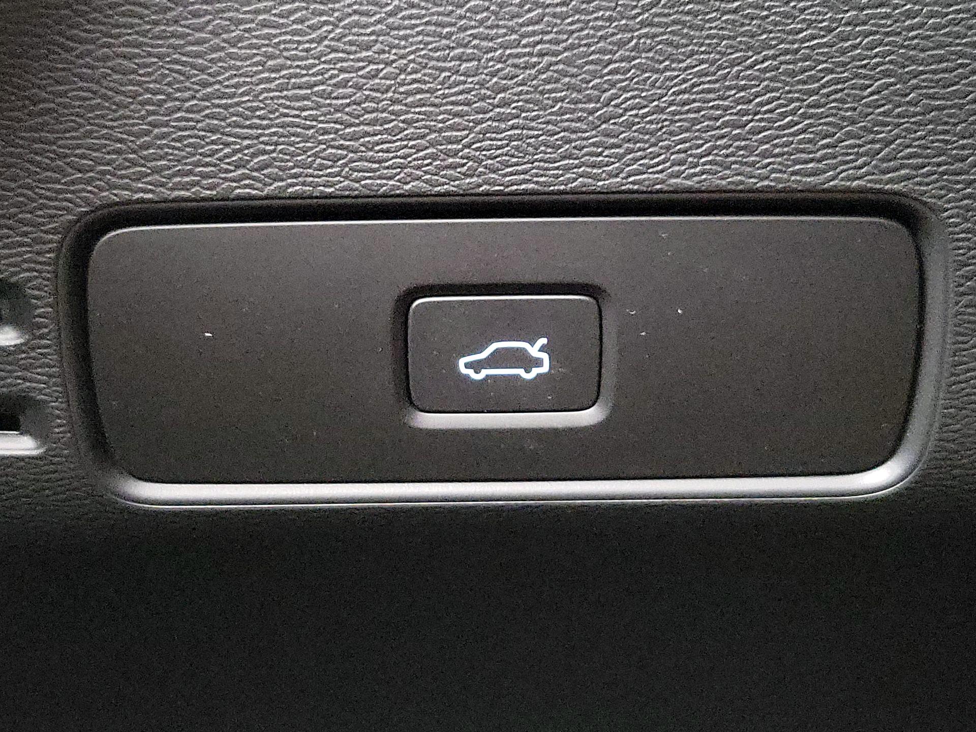 Thumbnail: 2023 Volvo XC40 - 13
