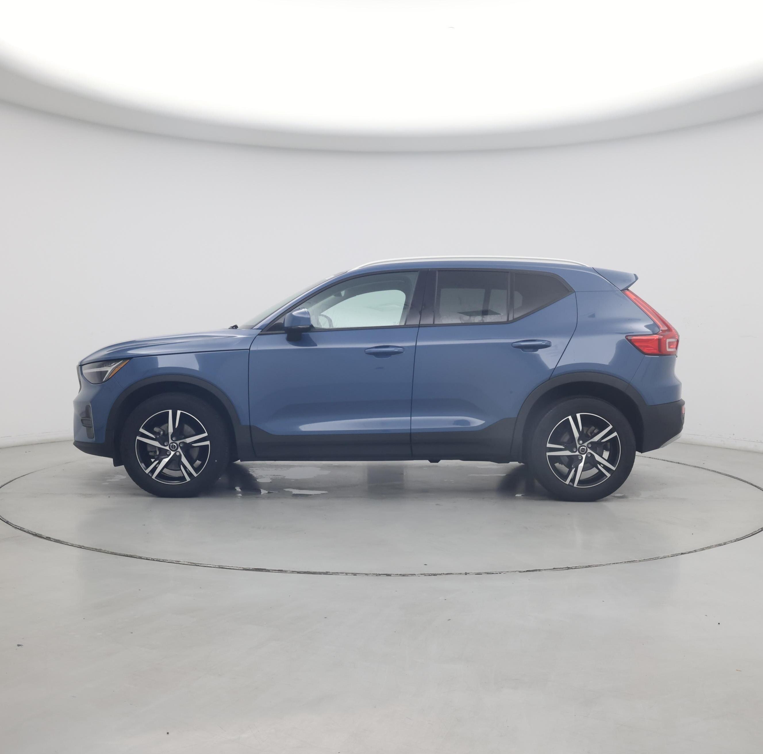 Thumbnail: 2023 Volvo XC40 - 3