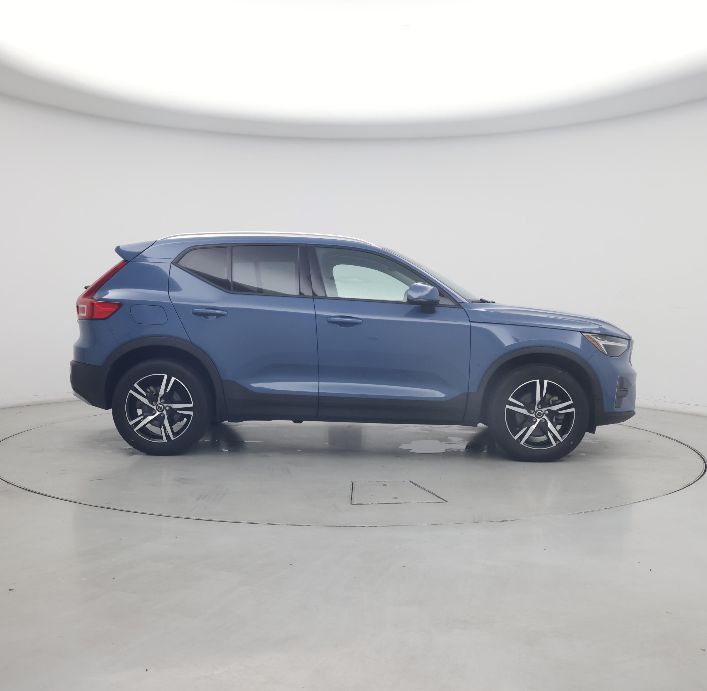 Thumbnail: 2023 Volvo XC40 - 7