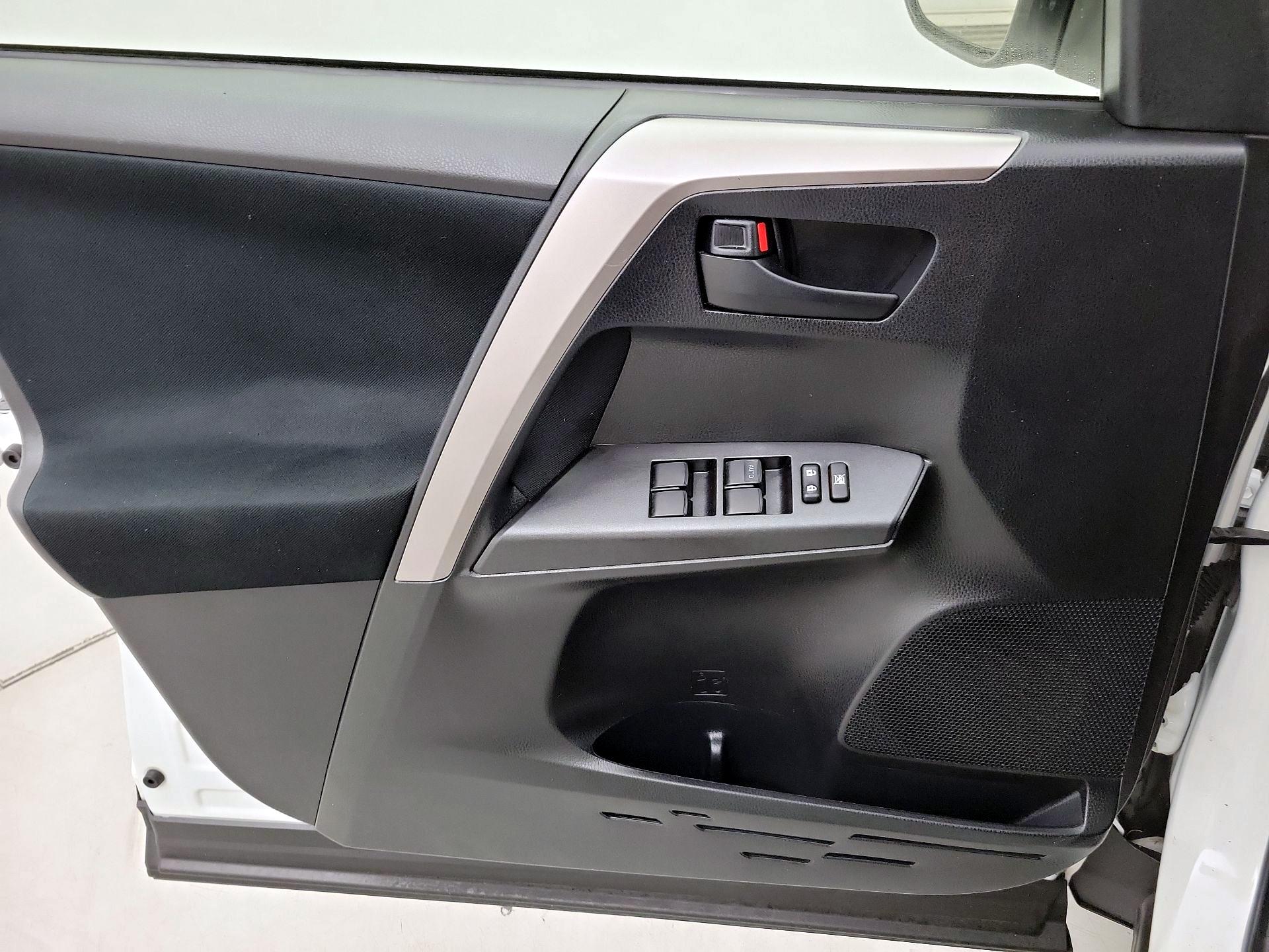 Thumbnail: 2018 Toyota RAV4 - 12