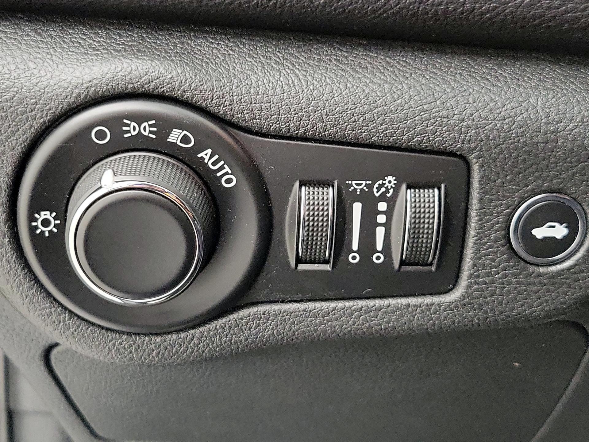 Thumbnail: 2015 Chrysler 200 - 13