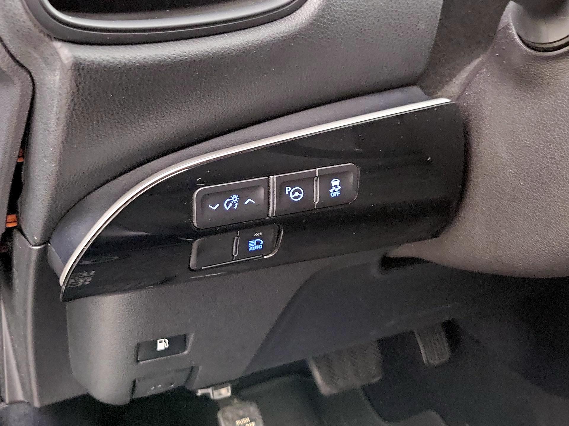 Thumbnail: 2019 Toyota Prius - 13