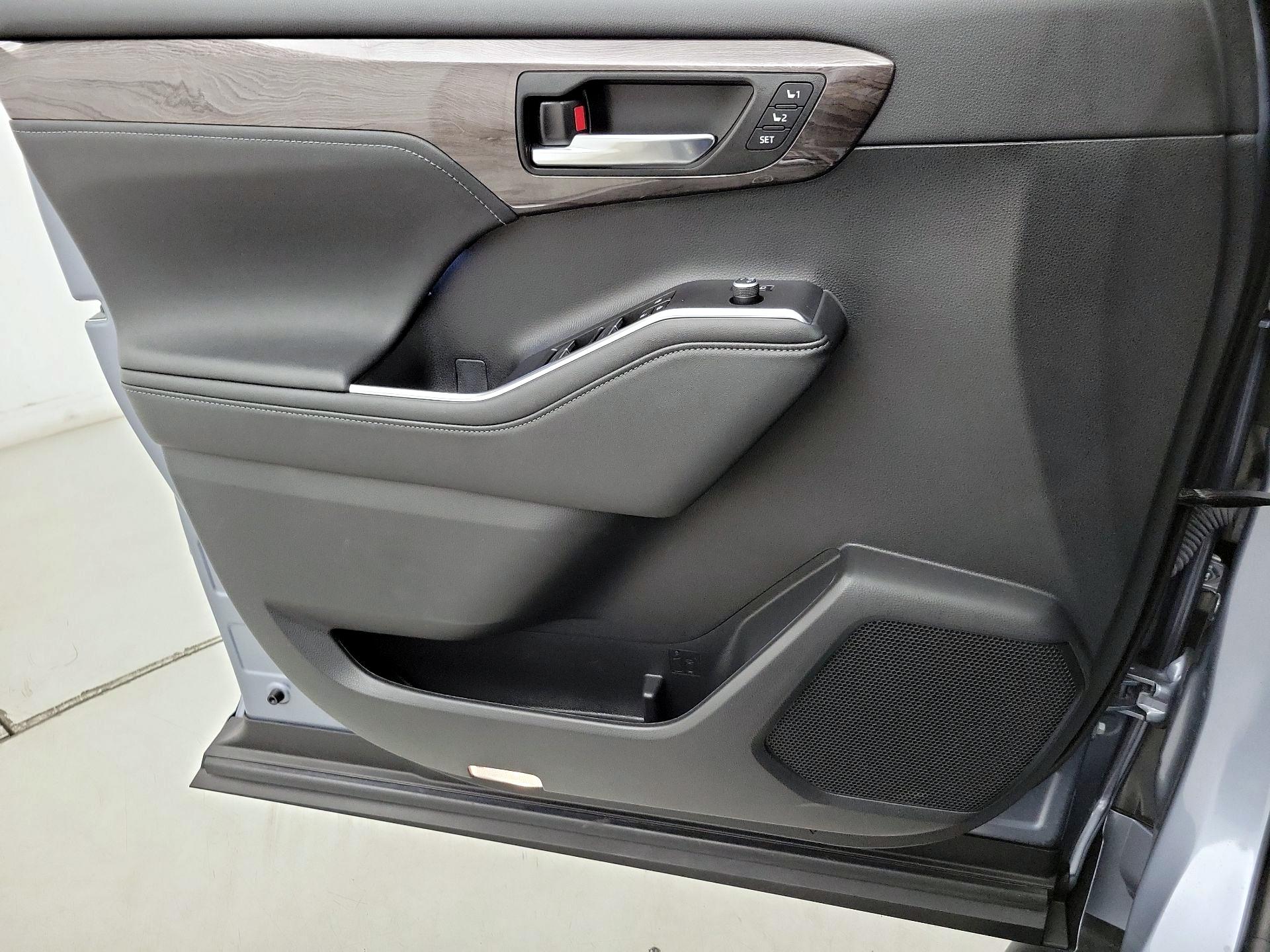Thumbnail: 2023 Toyota Highlander - 12
