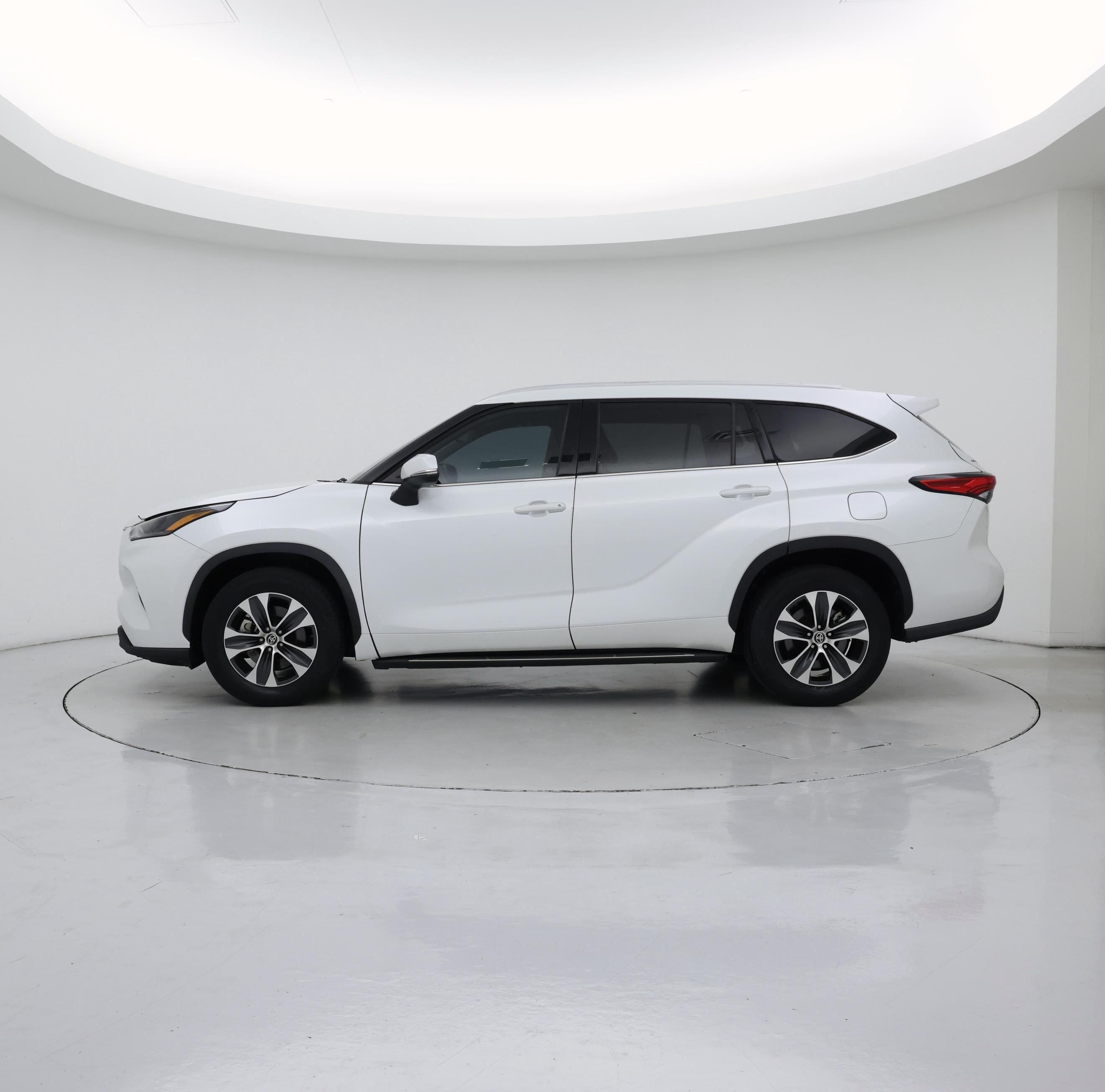 Thumbnail: 2022 Toyota Highlander - 3