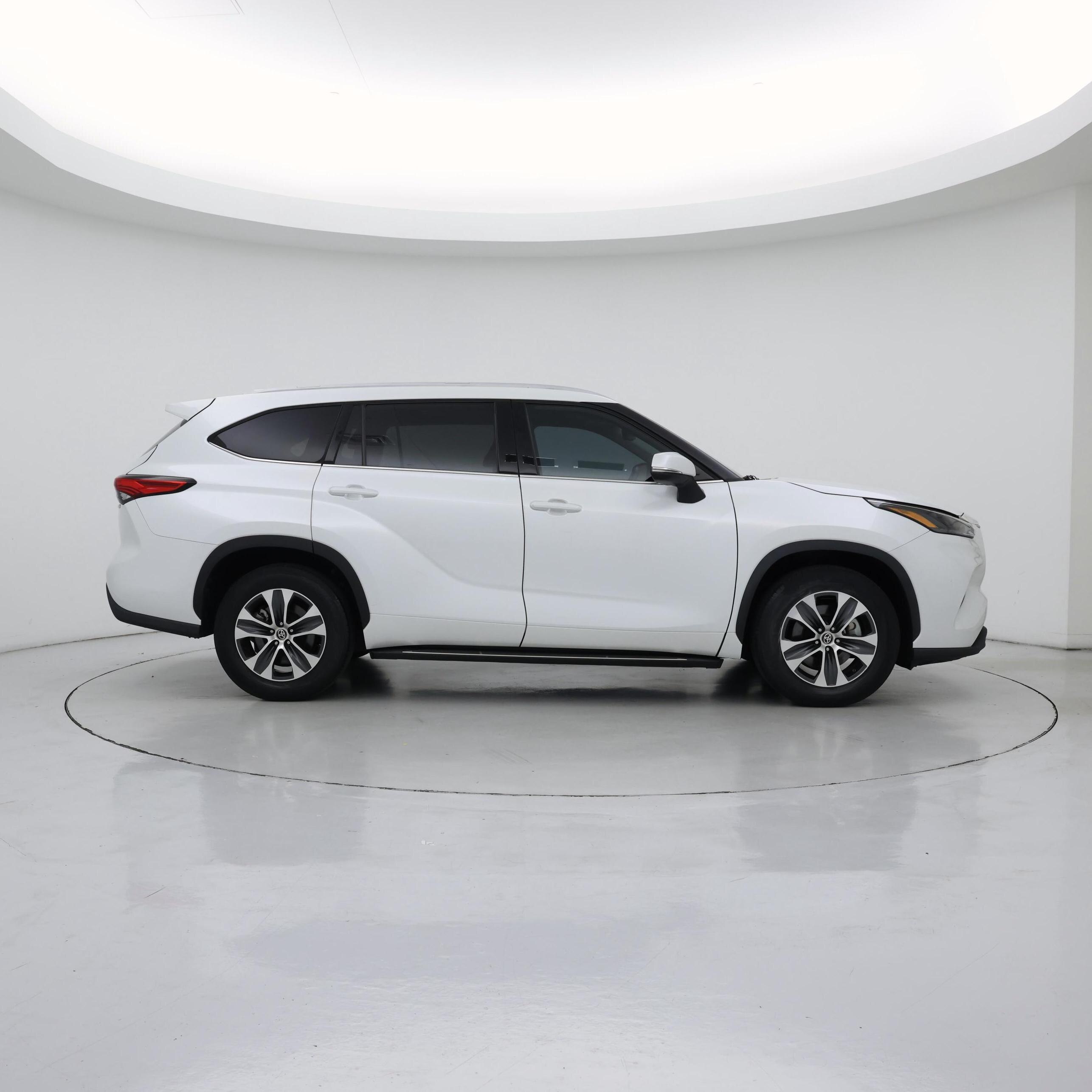 Thumbnail: 2022 Toyota Highlander - 7