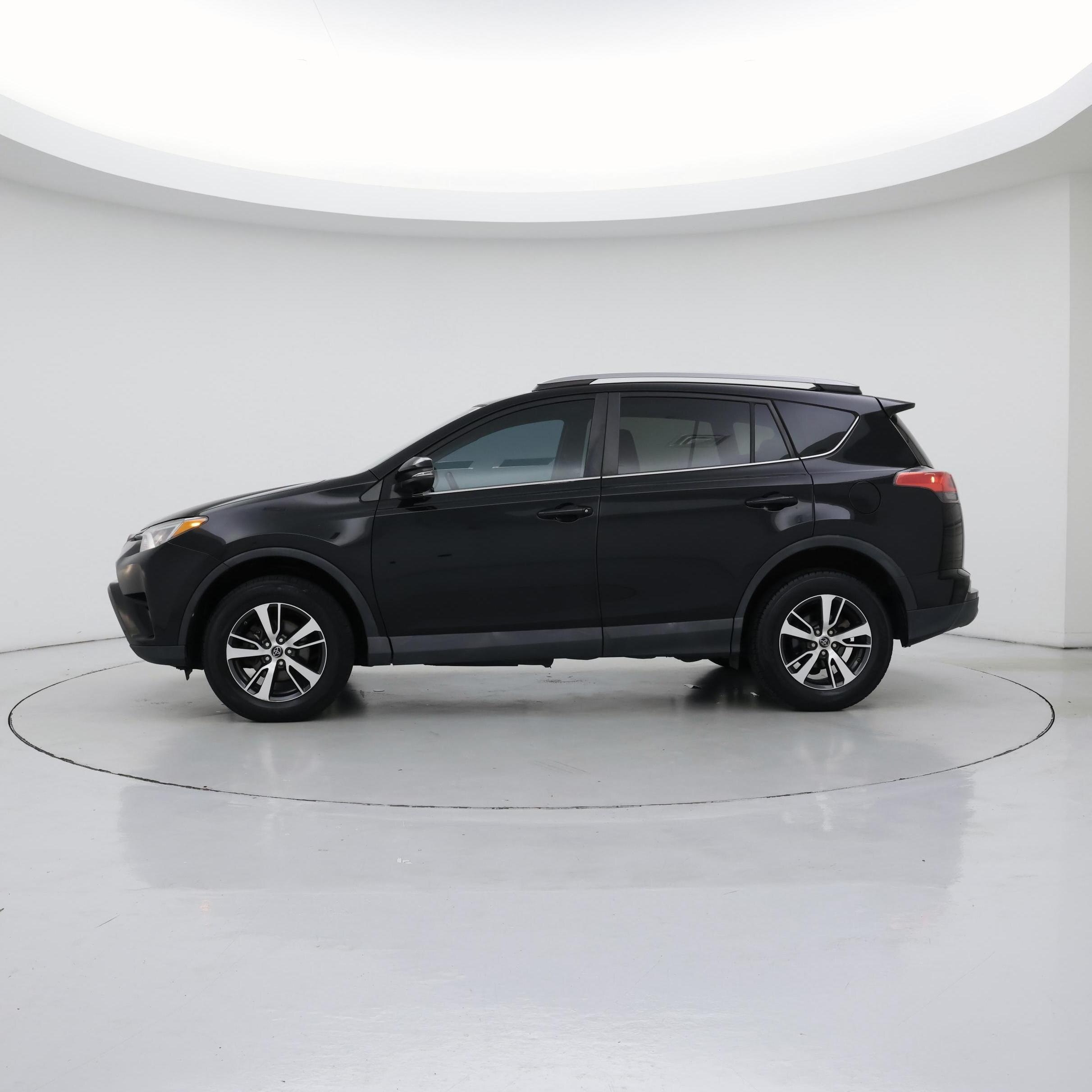 Thumbnail: 2017 Toyota RAV4 - 3