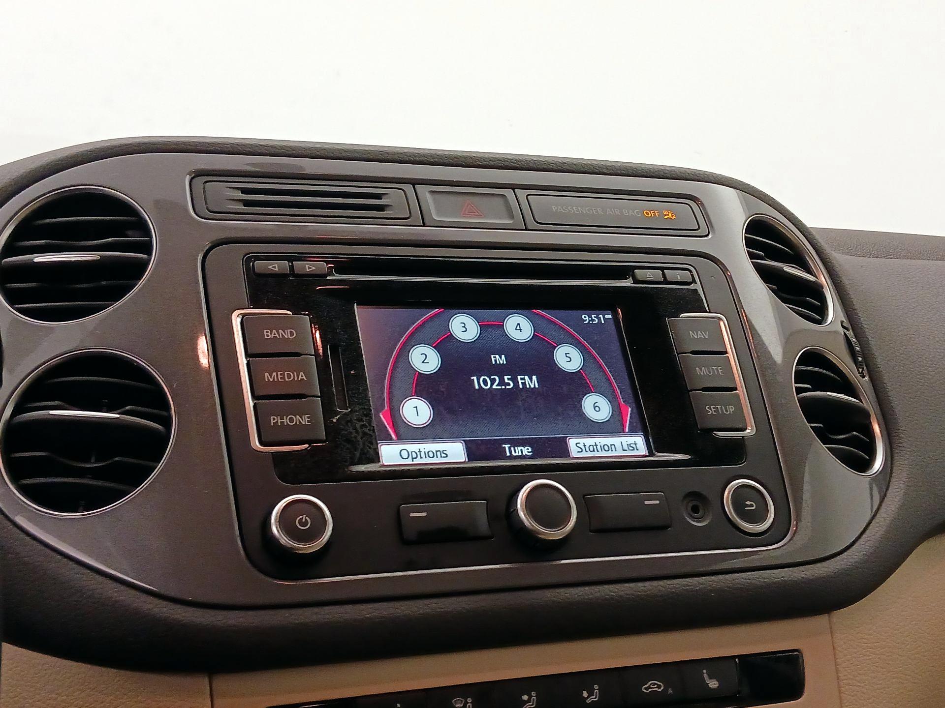 Thumbnail: 2014 Volkswagen Tiguan - 16