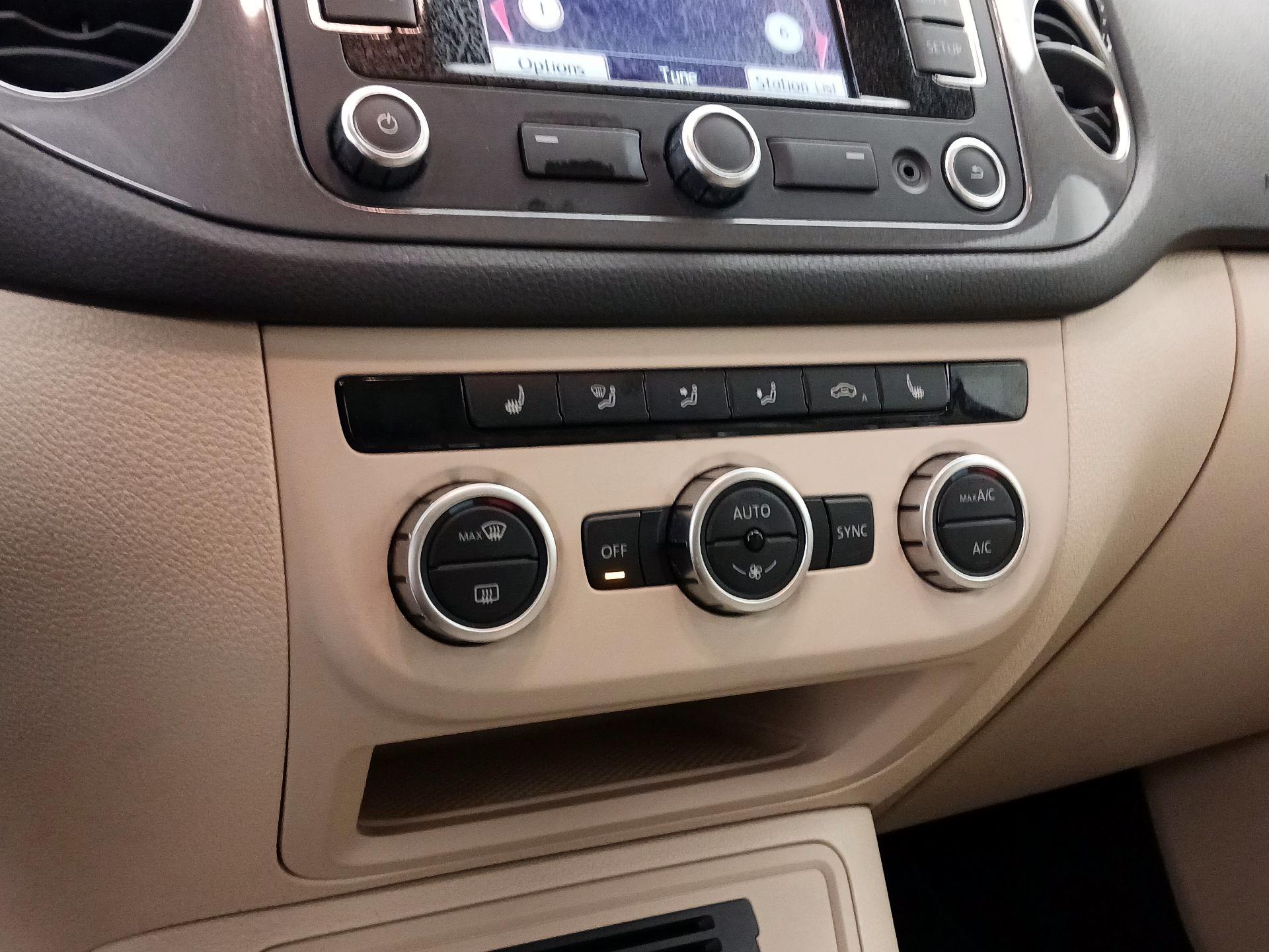 Thumbnail: 2014 Volkswagen Tiguan - 17