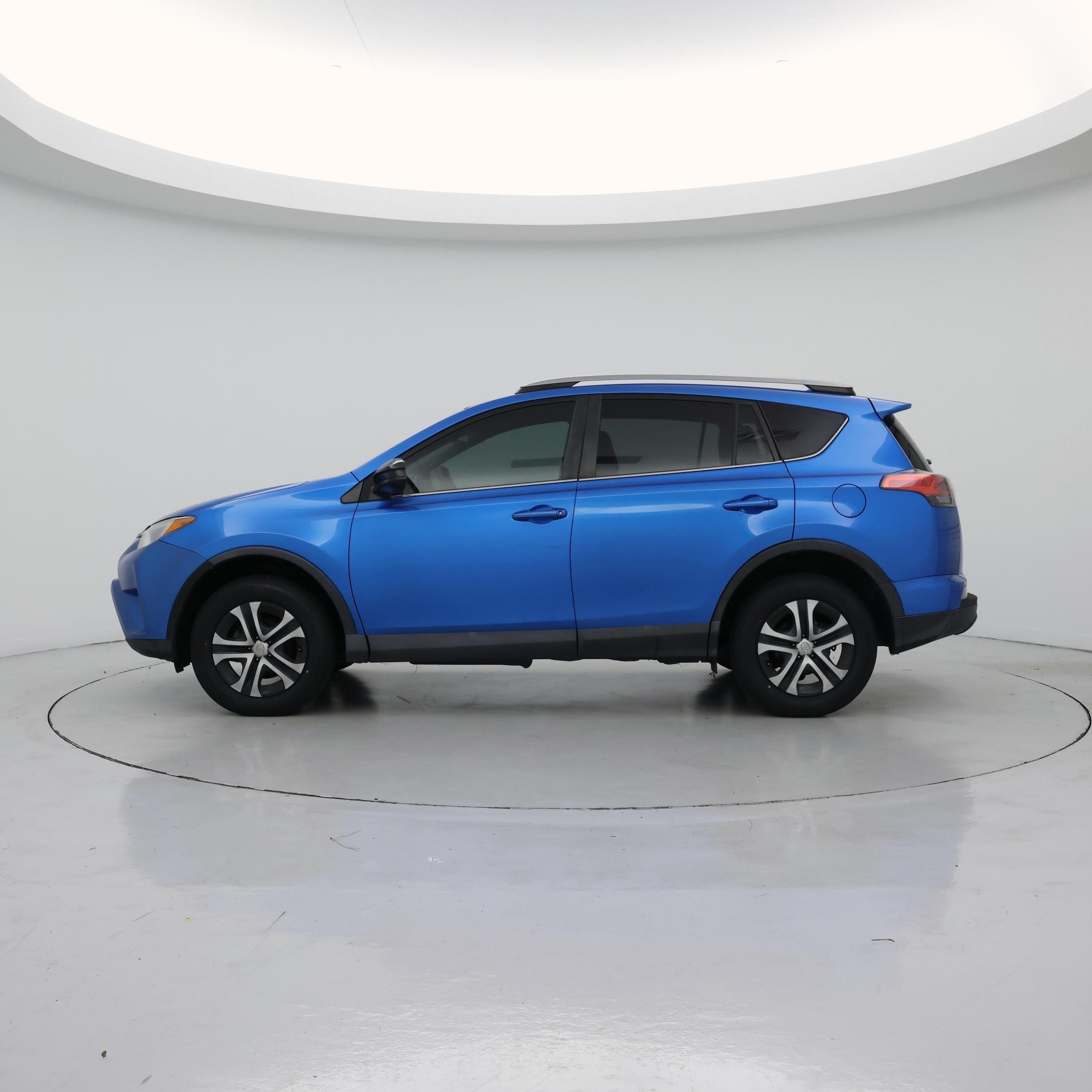 Thumbnail: 2018 Toyota RAV4 - 3