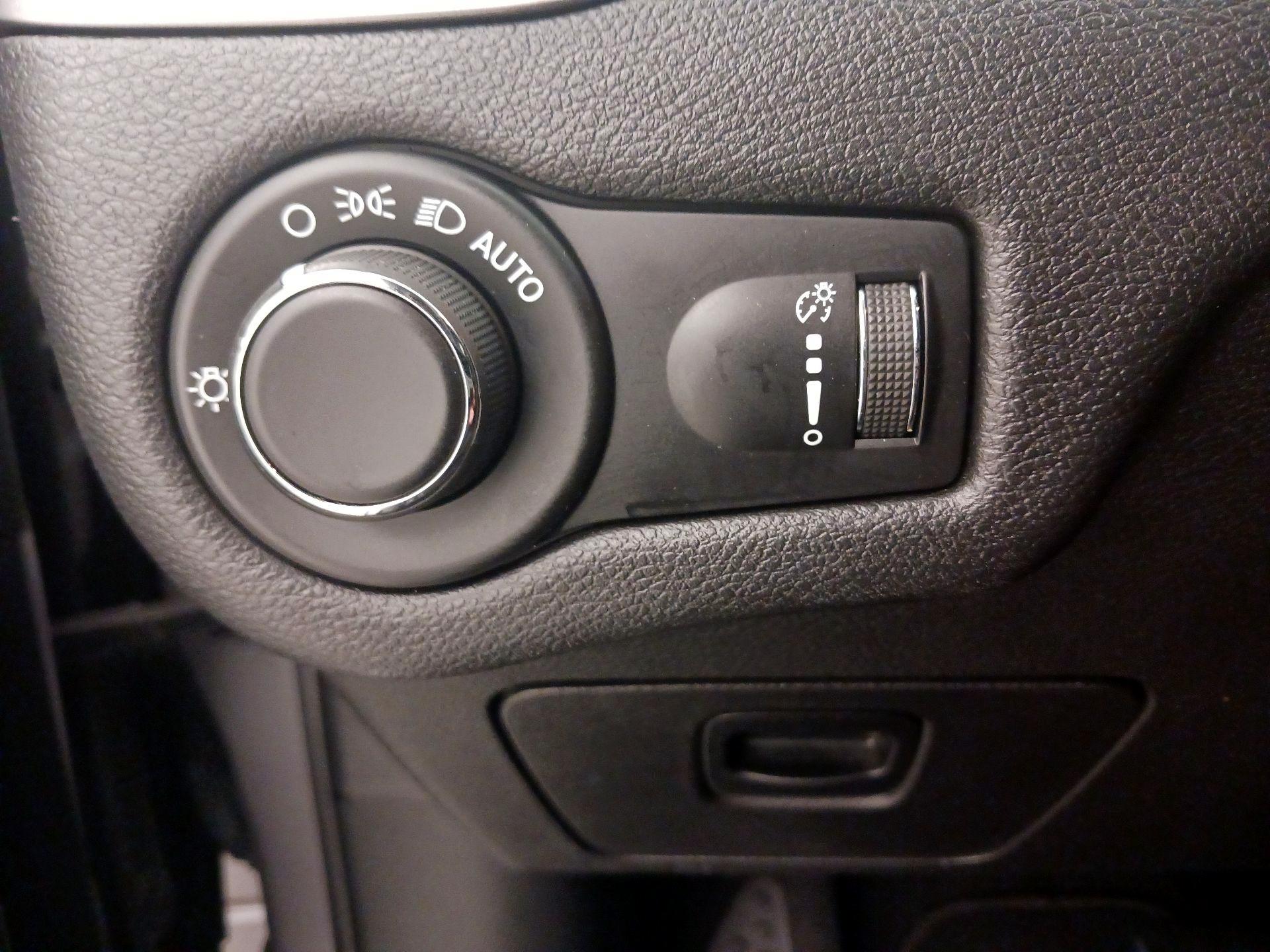 Thumbnail: 2020 Jeep Cherokee - 11