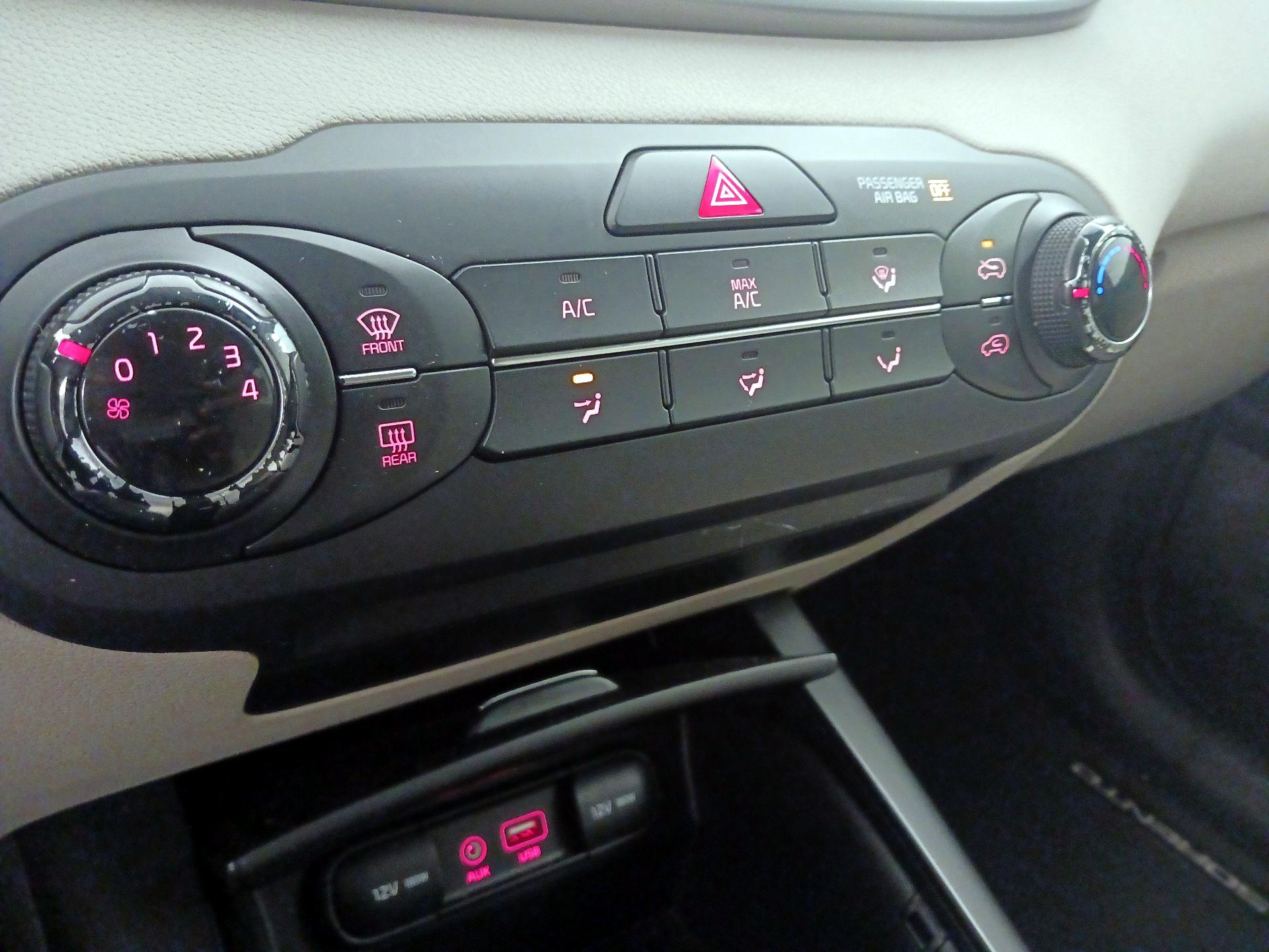 Thumbnail: 2016 Kia Sorento - 16