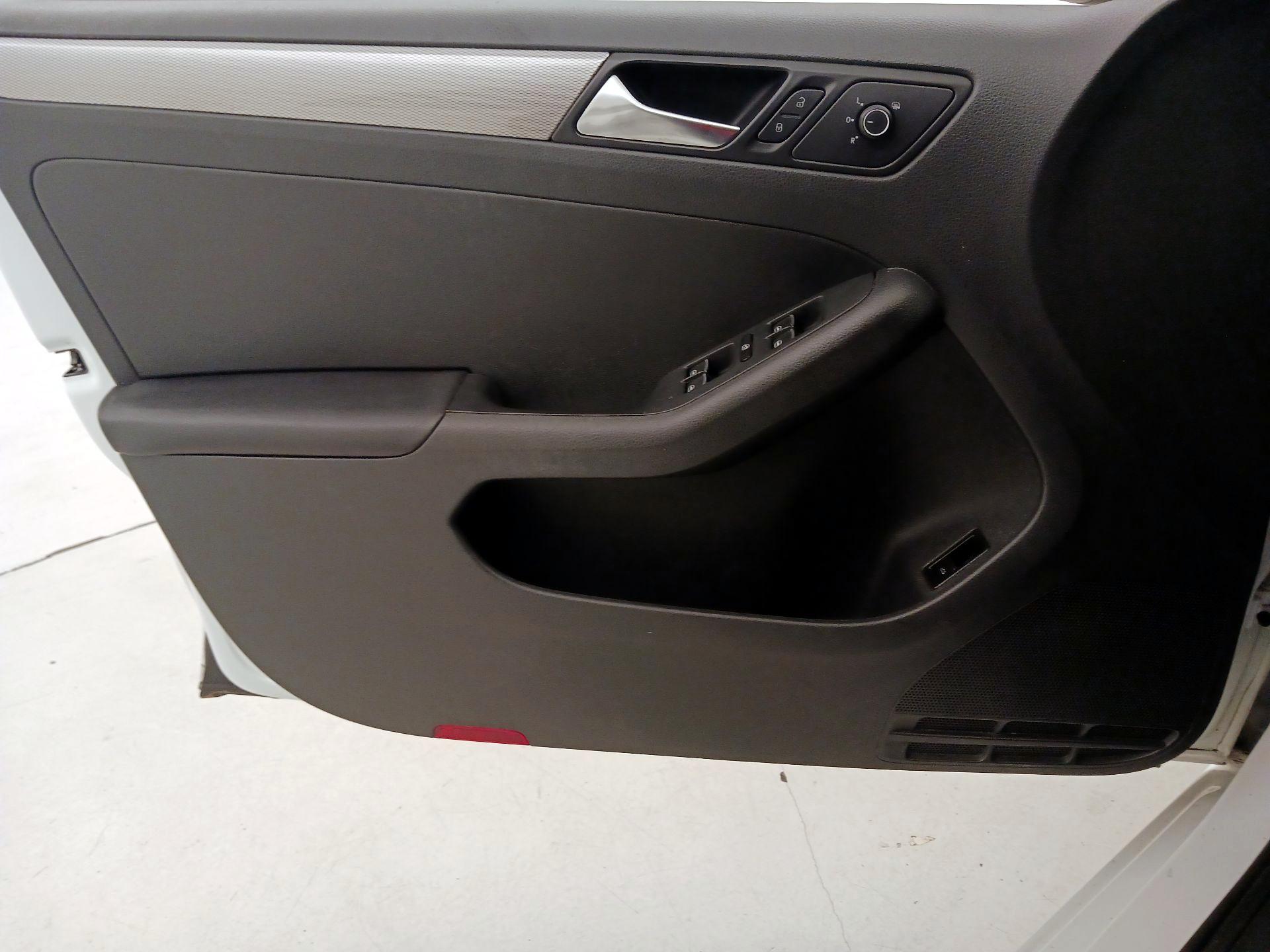 Thumbnail: 2015 Volkswagen Jetta - 12