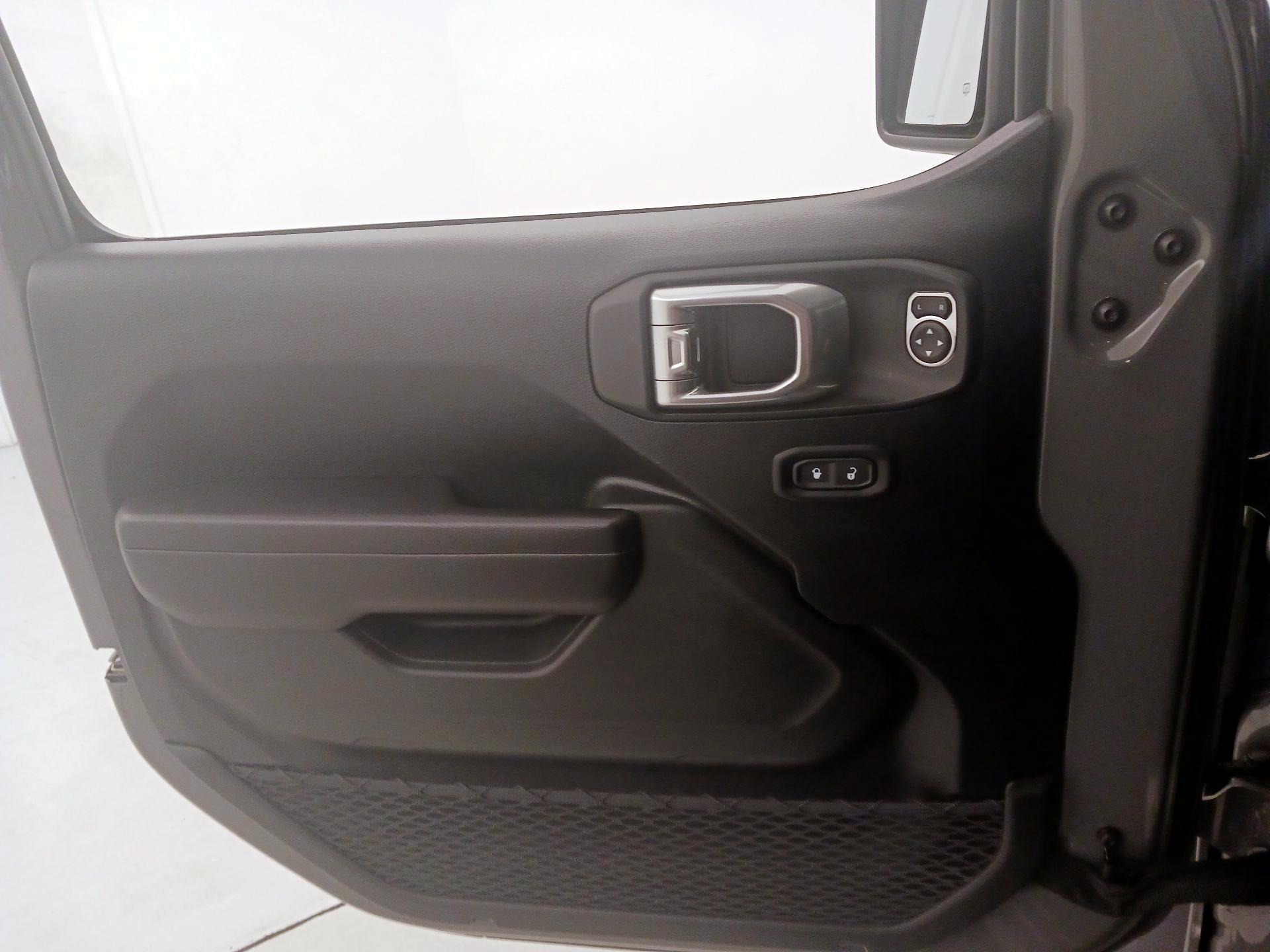 Thumbnail: 2021 Jeep Gladiator - 12