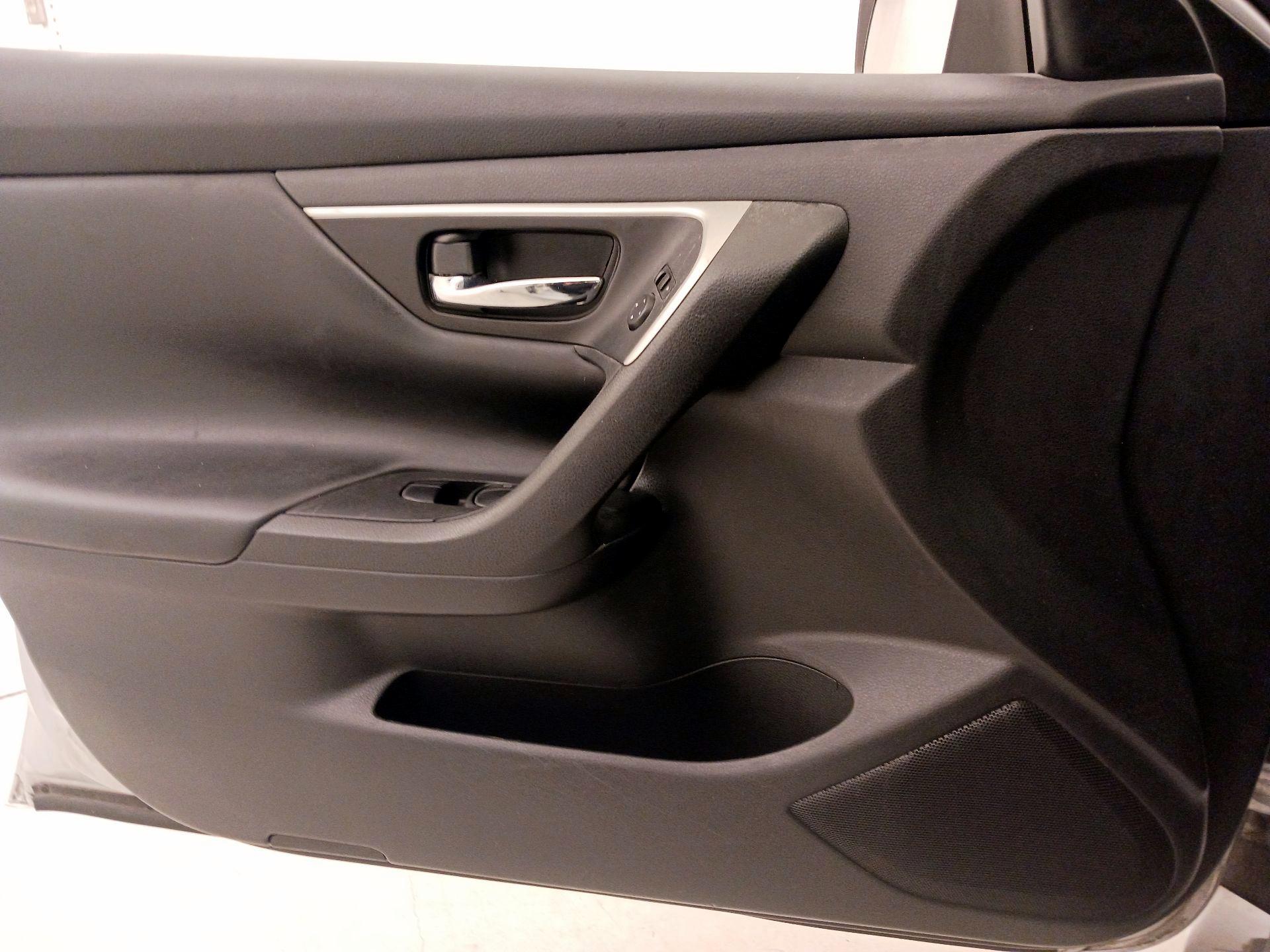 Thumbnail: 2016 Nissan Altima - 12