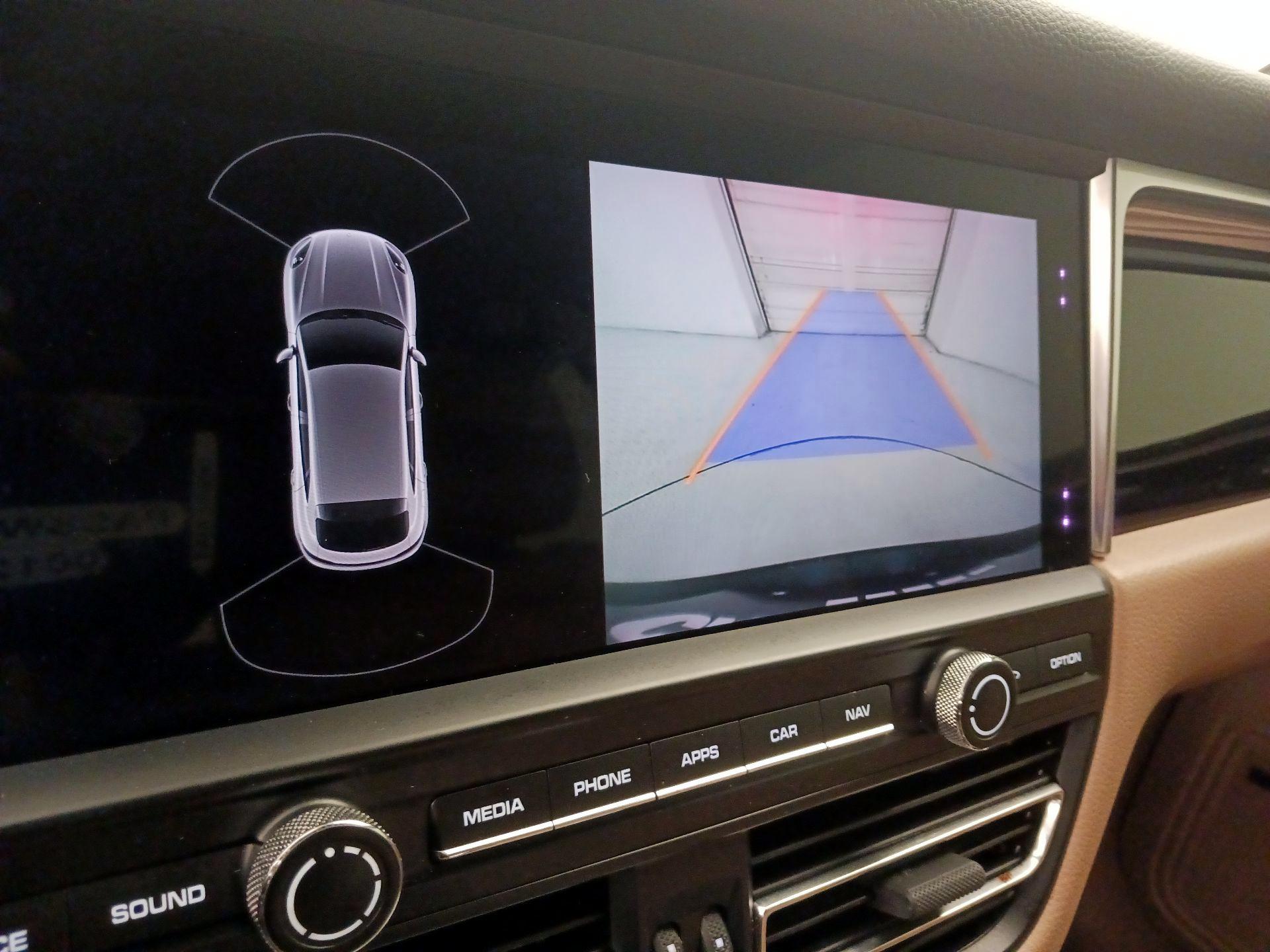 Thumbnail: 2020 Porsche Macan - 15