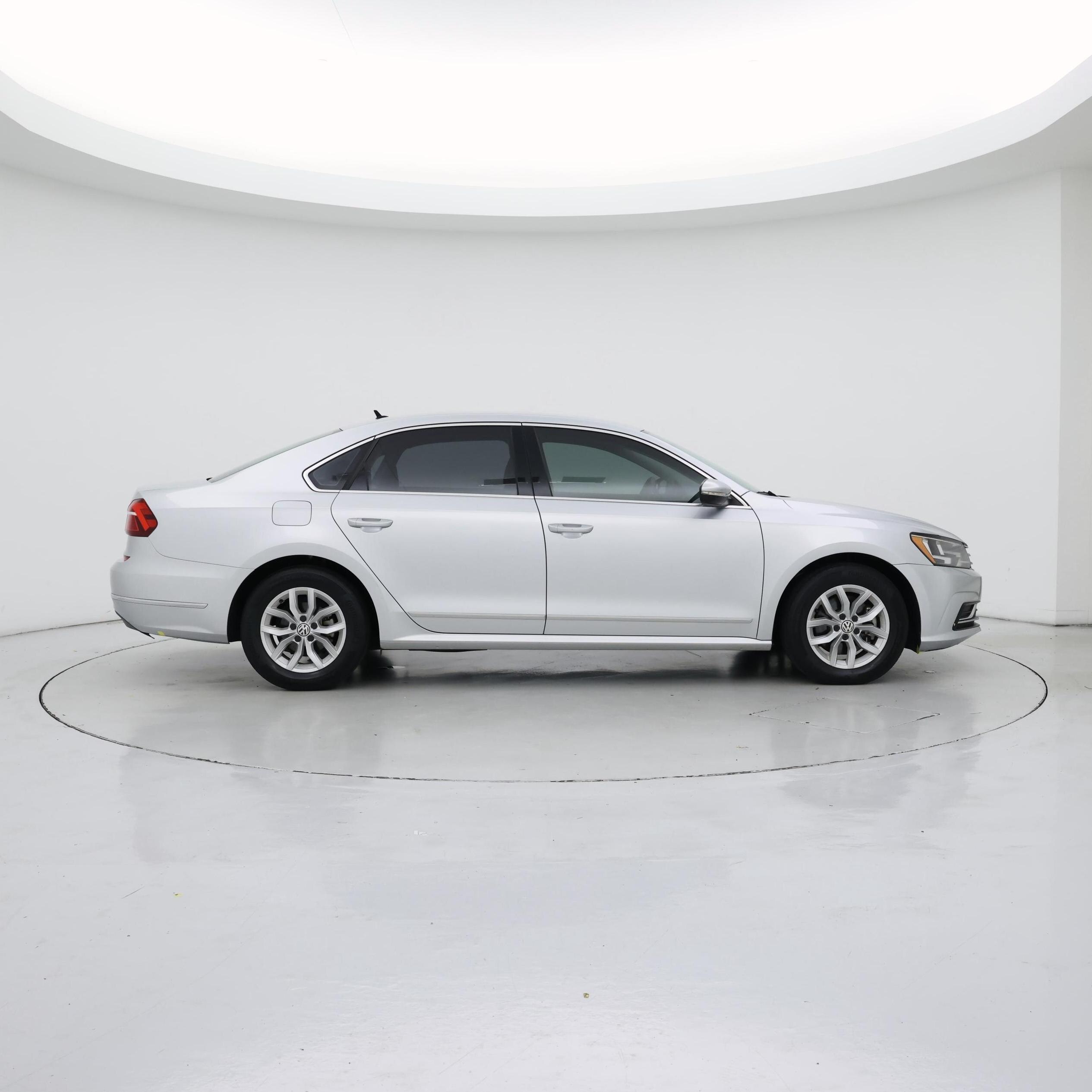 Thumbnail: 2017 Volkswagen Passat - 7
