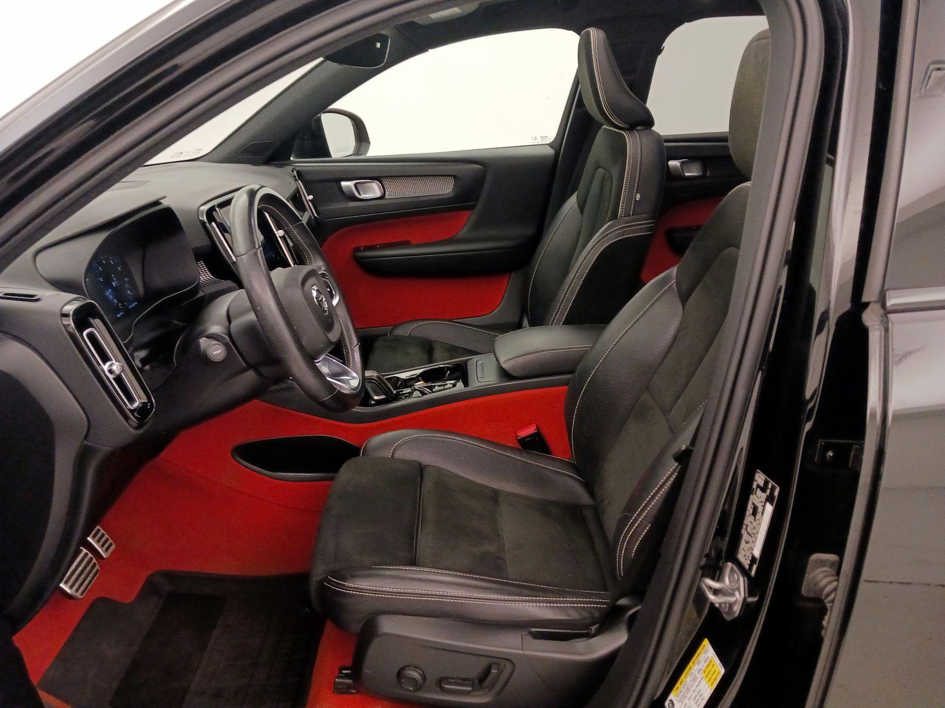 Thumbnail: 2021 Volvo XC40 - 11
