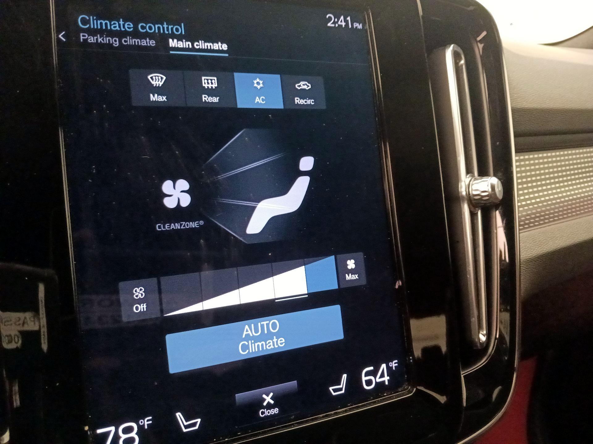 Thumbnail: 2021 Volvo XC40 - 17