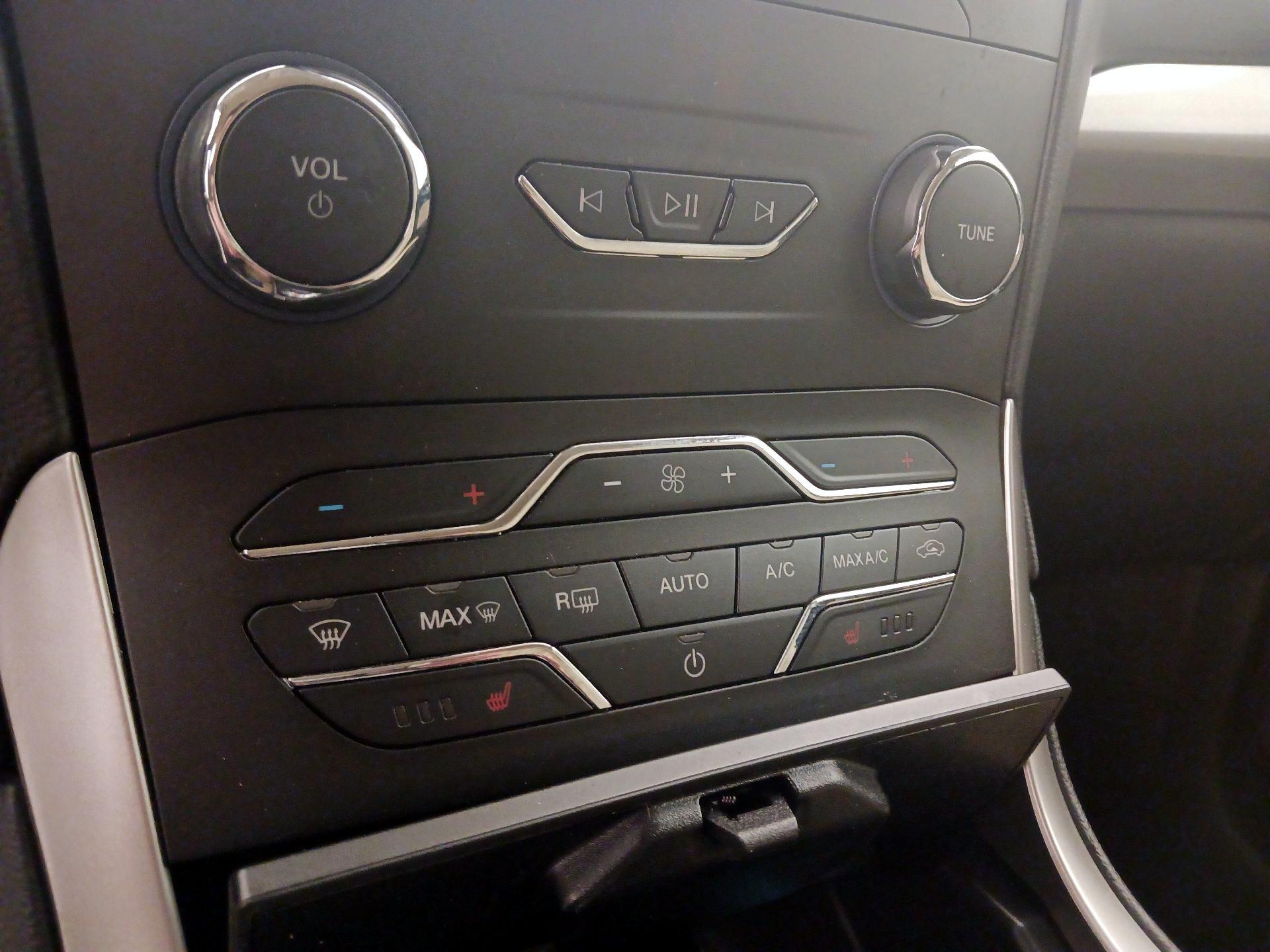 Thumbnail: 2019 Ford Edge - 17