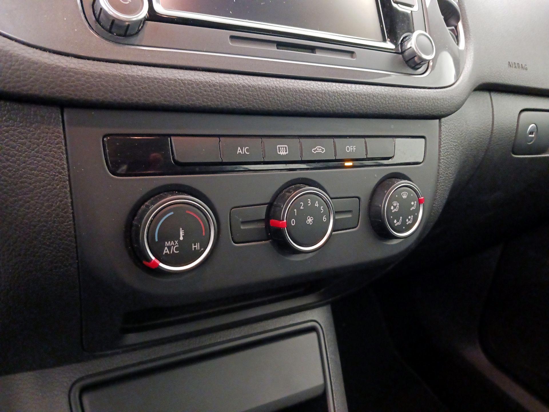 Thumbnail: 2015 Volkswagen Tiguan - 16
