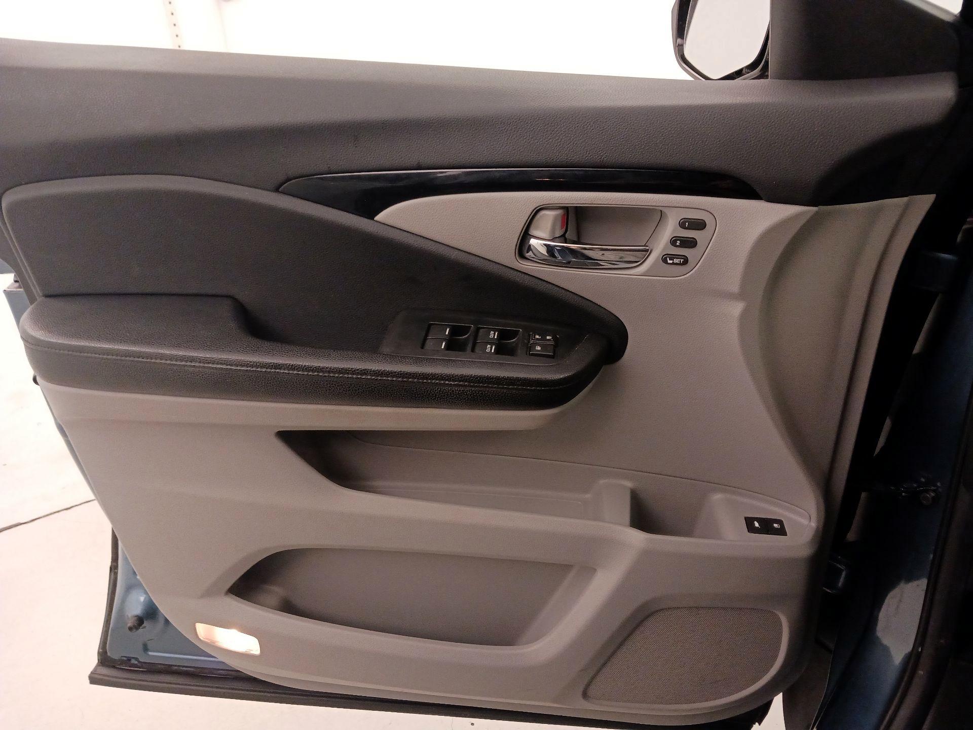 Thumbnail: 2017 Honda Pilot - 12
