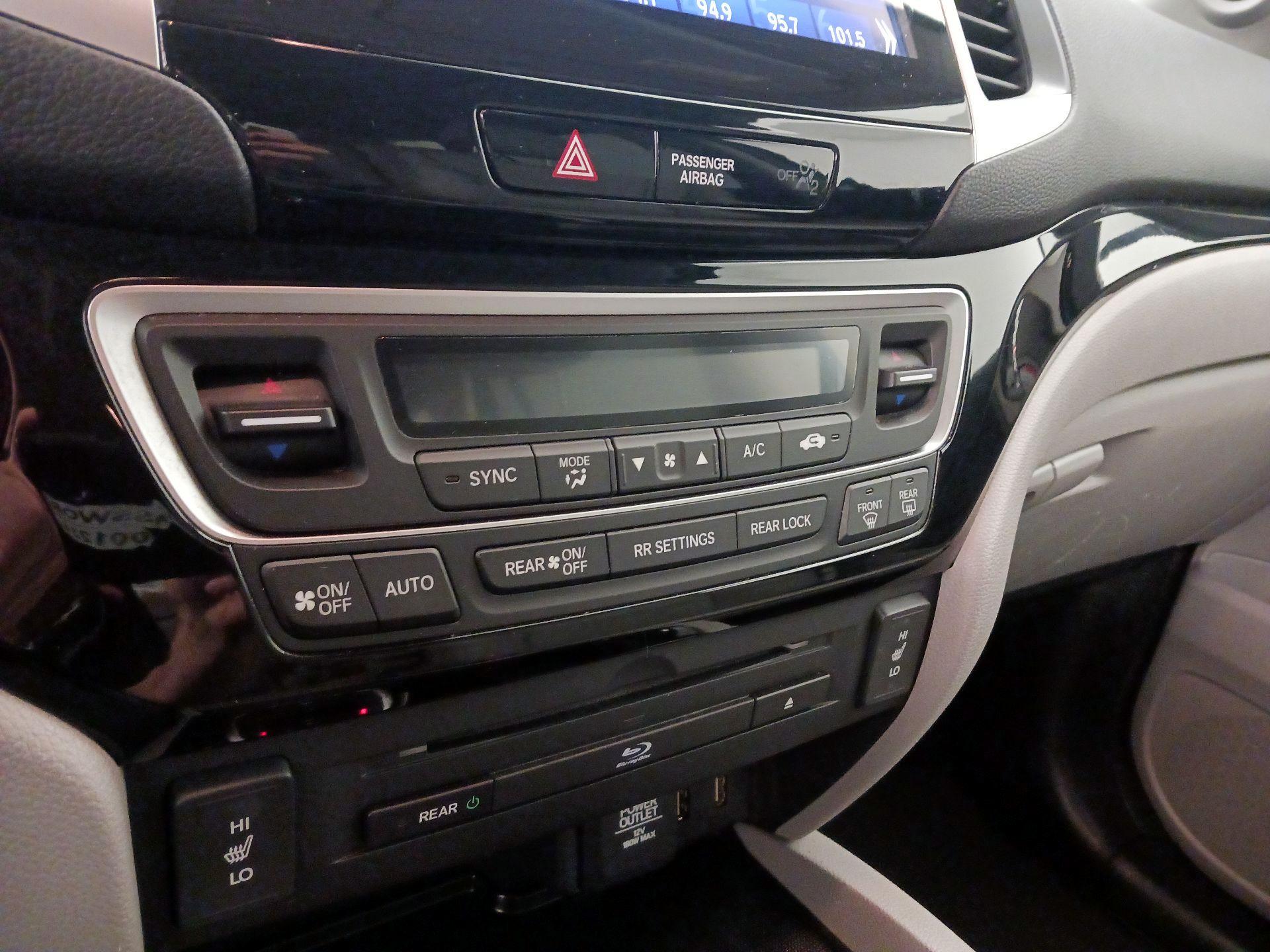 Thumbnail: 2017 Honda Pilot - 17