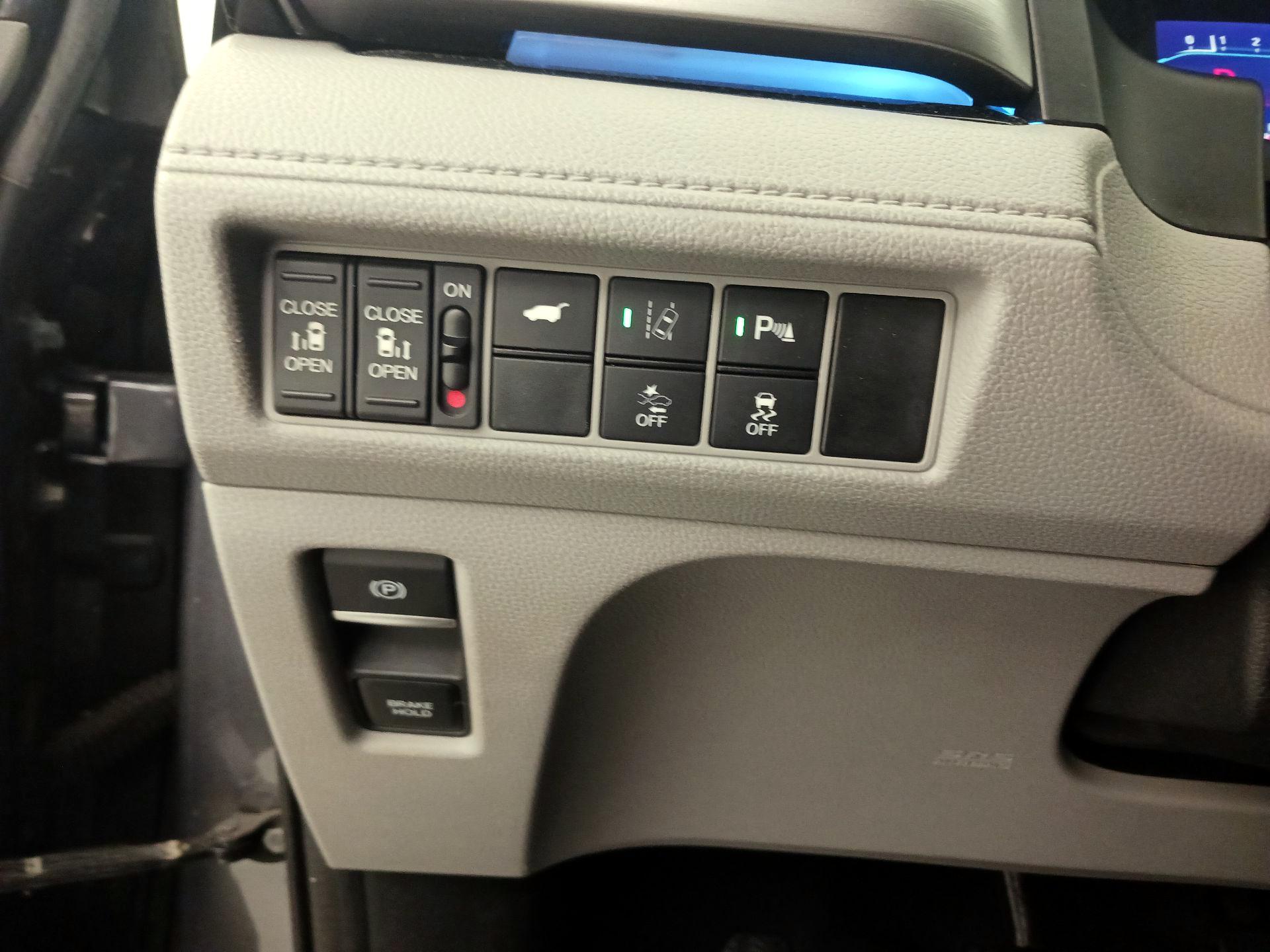 Thumbnail: 2018 Honda Odyssey - 13