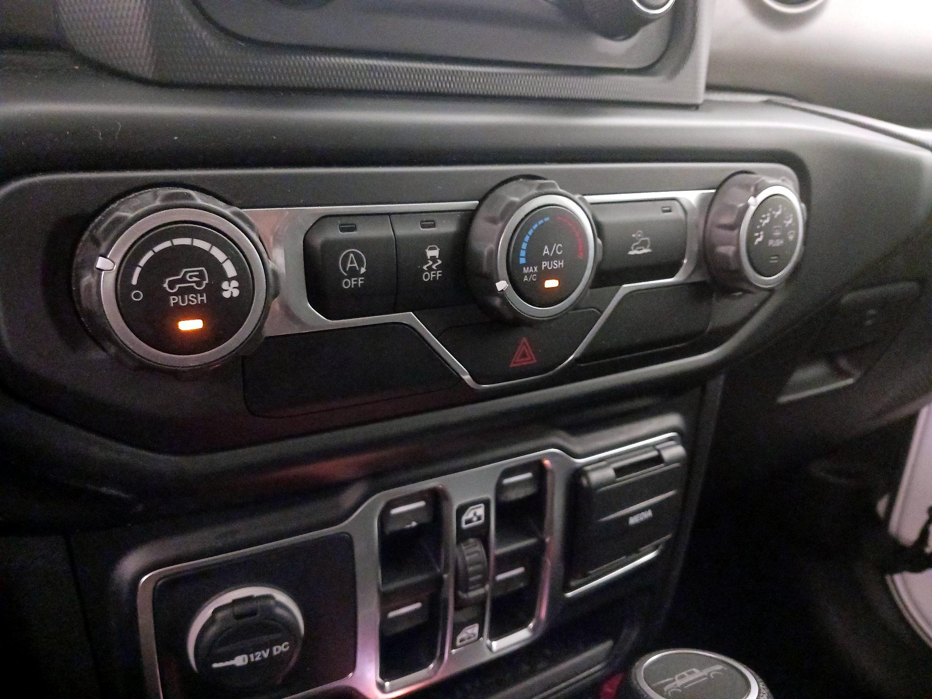 Thumbnail: 2020 Jeep Gladiator - 16