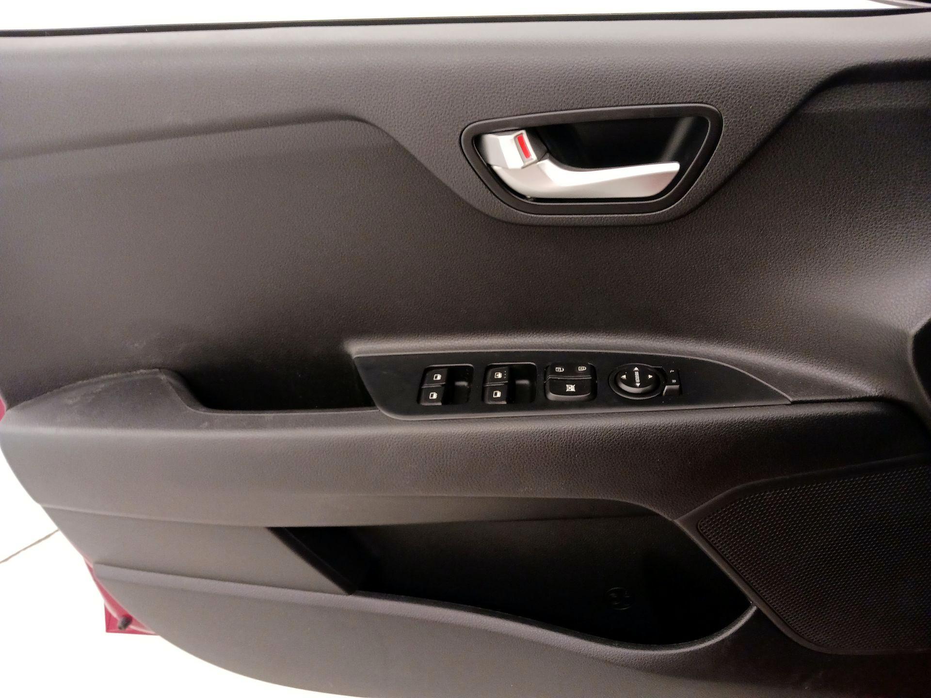 Thumbnail: 2020 Kia Rio - 12