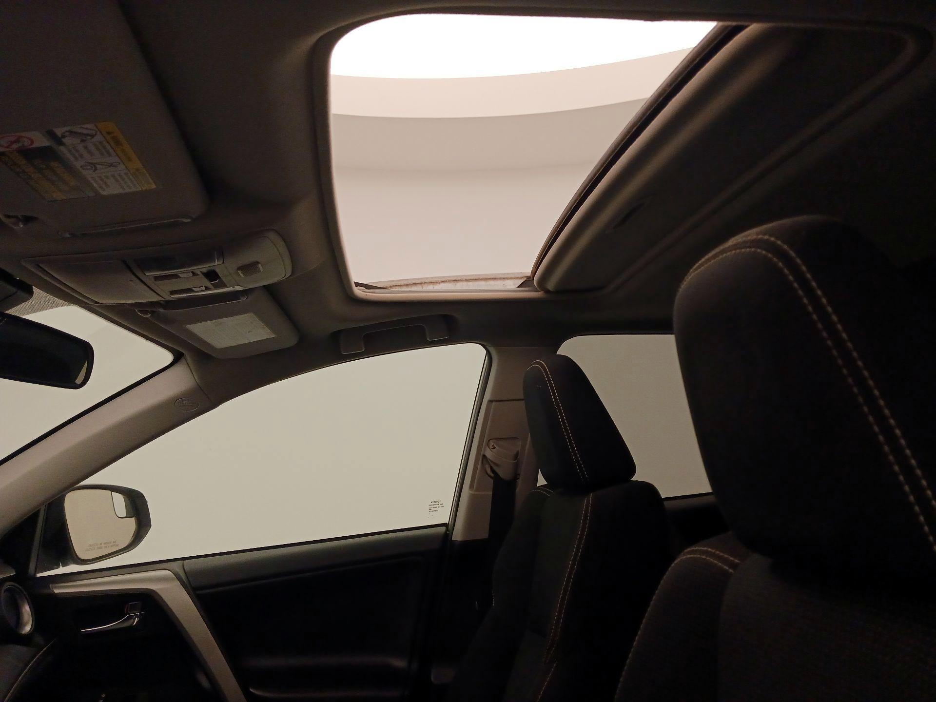 Thumbnail: 2018 Toyota RAV4 - 19