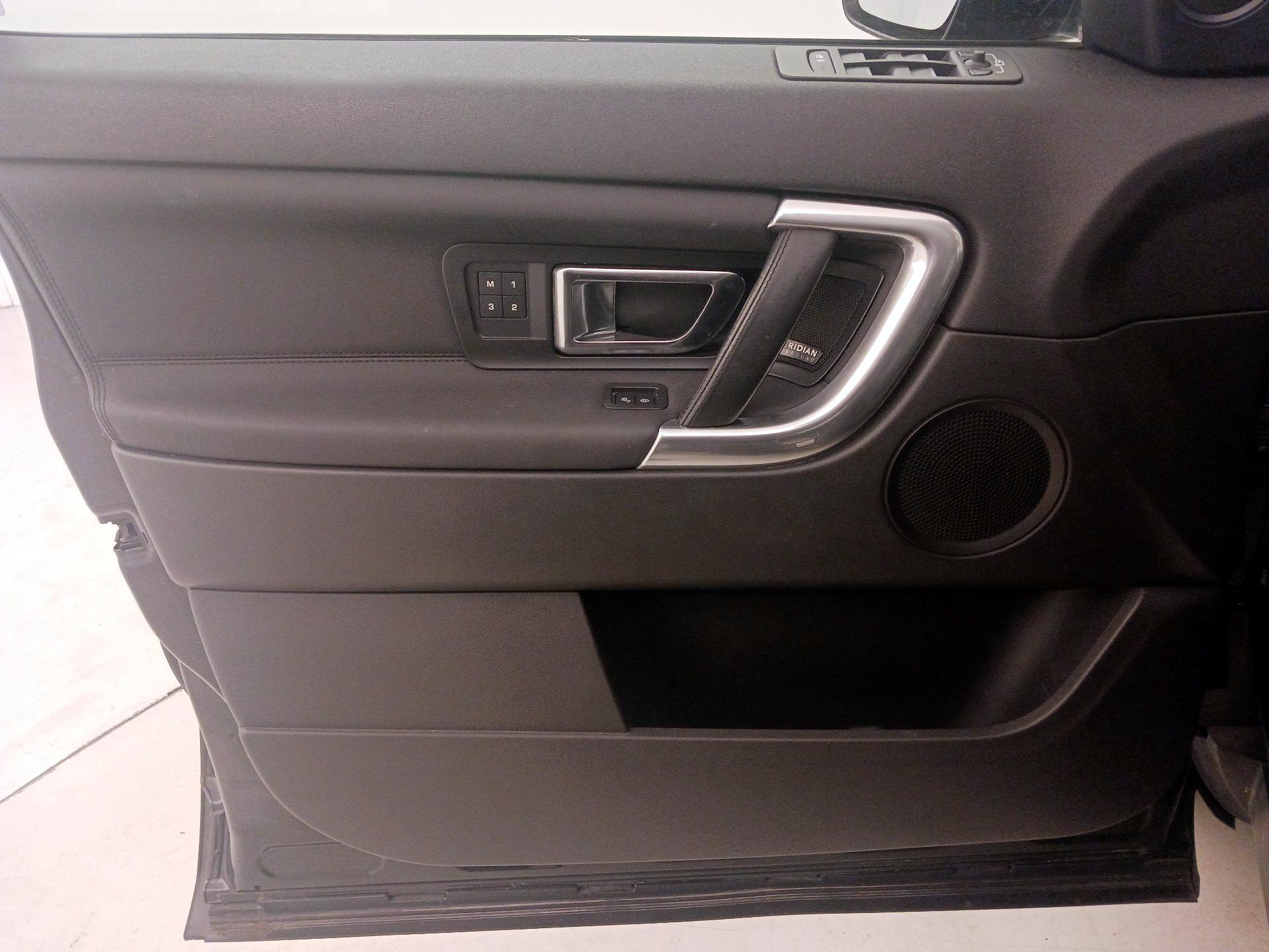 Thumbnail: 2017 Land Rover Discovery Sport - 12